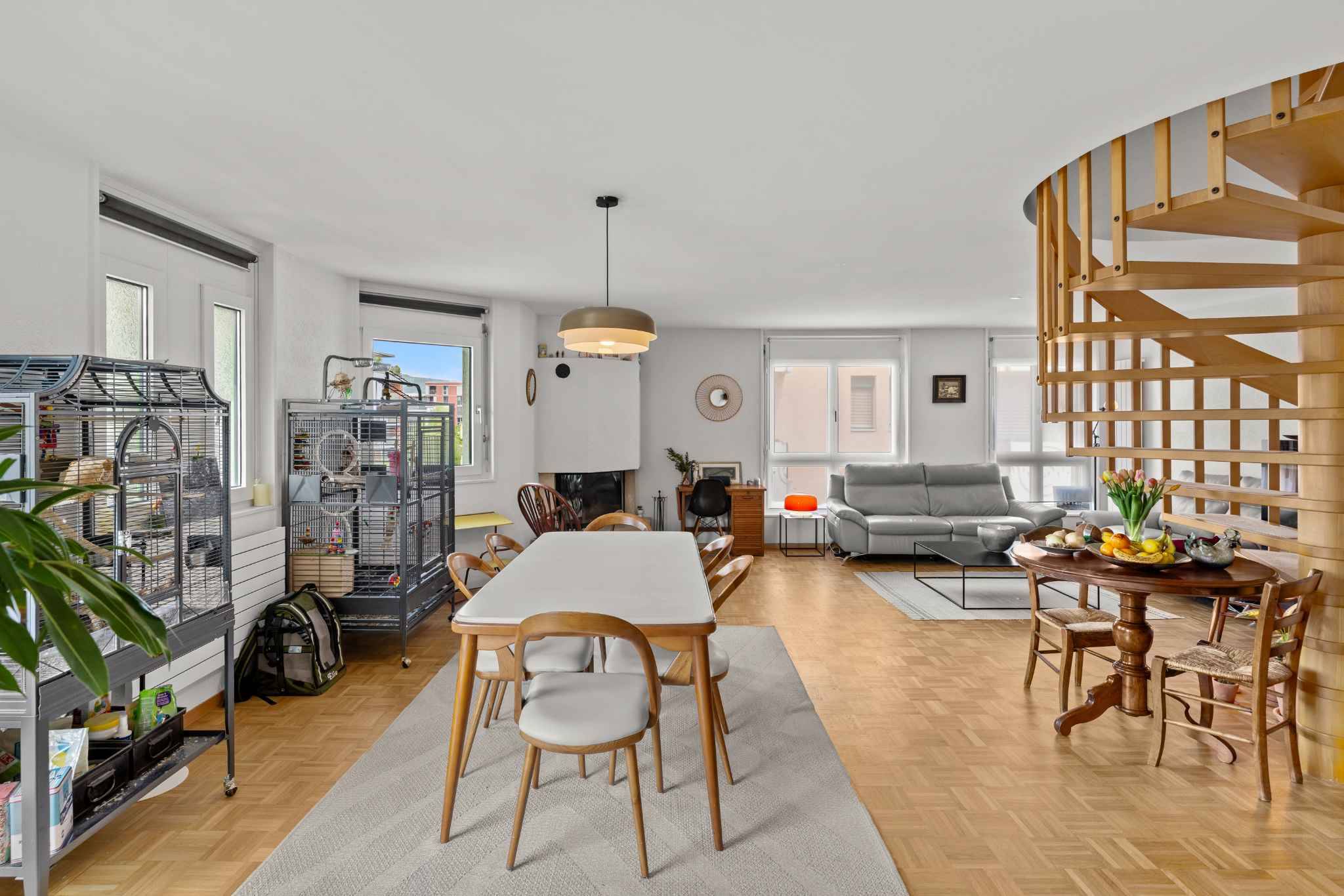 Helles offenes Wohn-Esszimmer mit Treppe