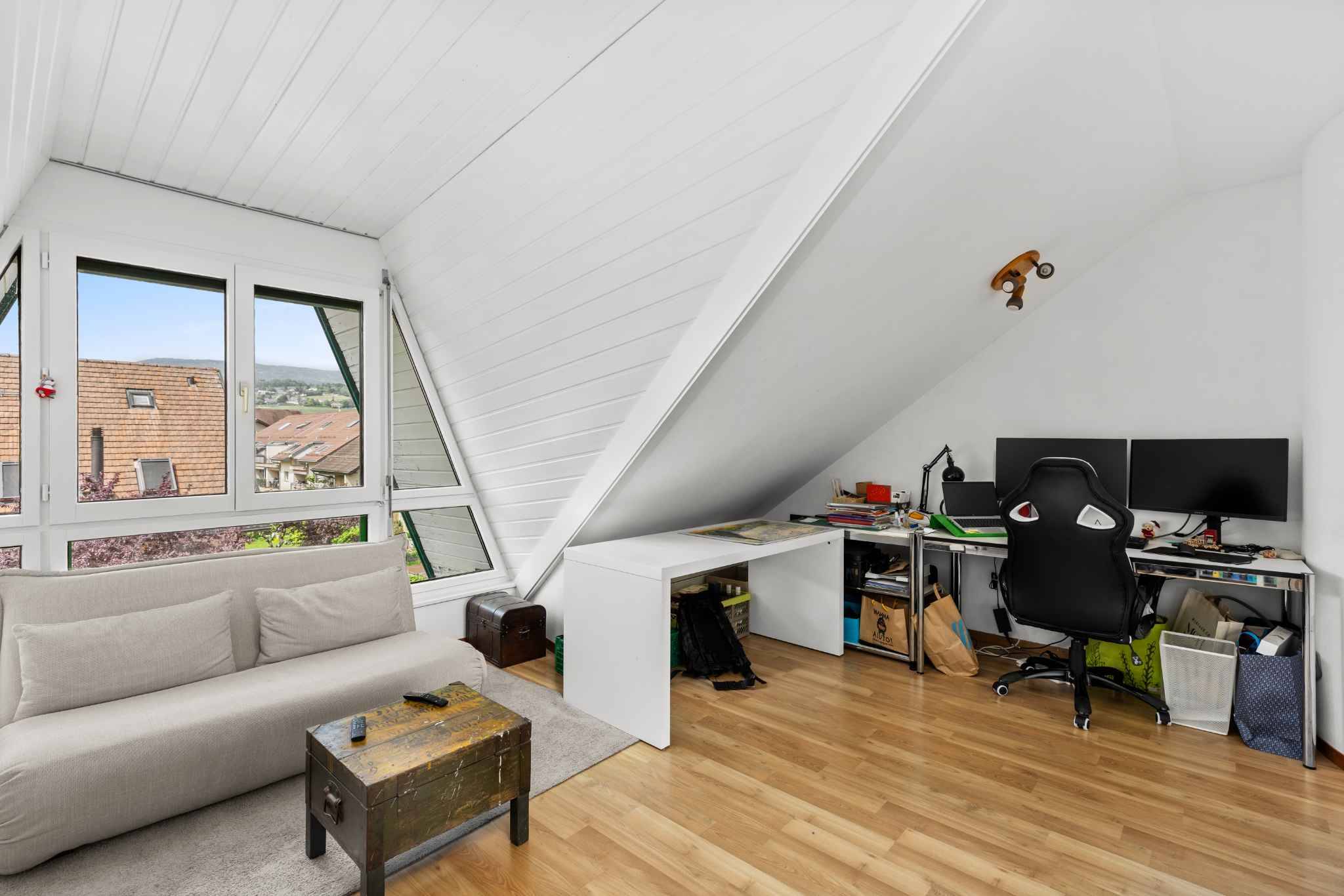 Dachgeschoss-Arbeitszimmer mit Sitzbereich
