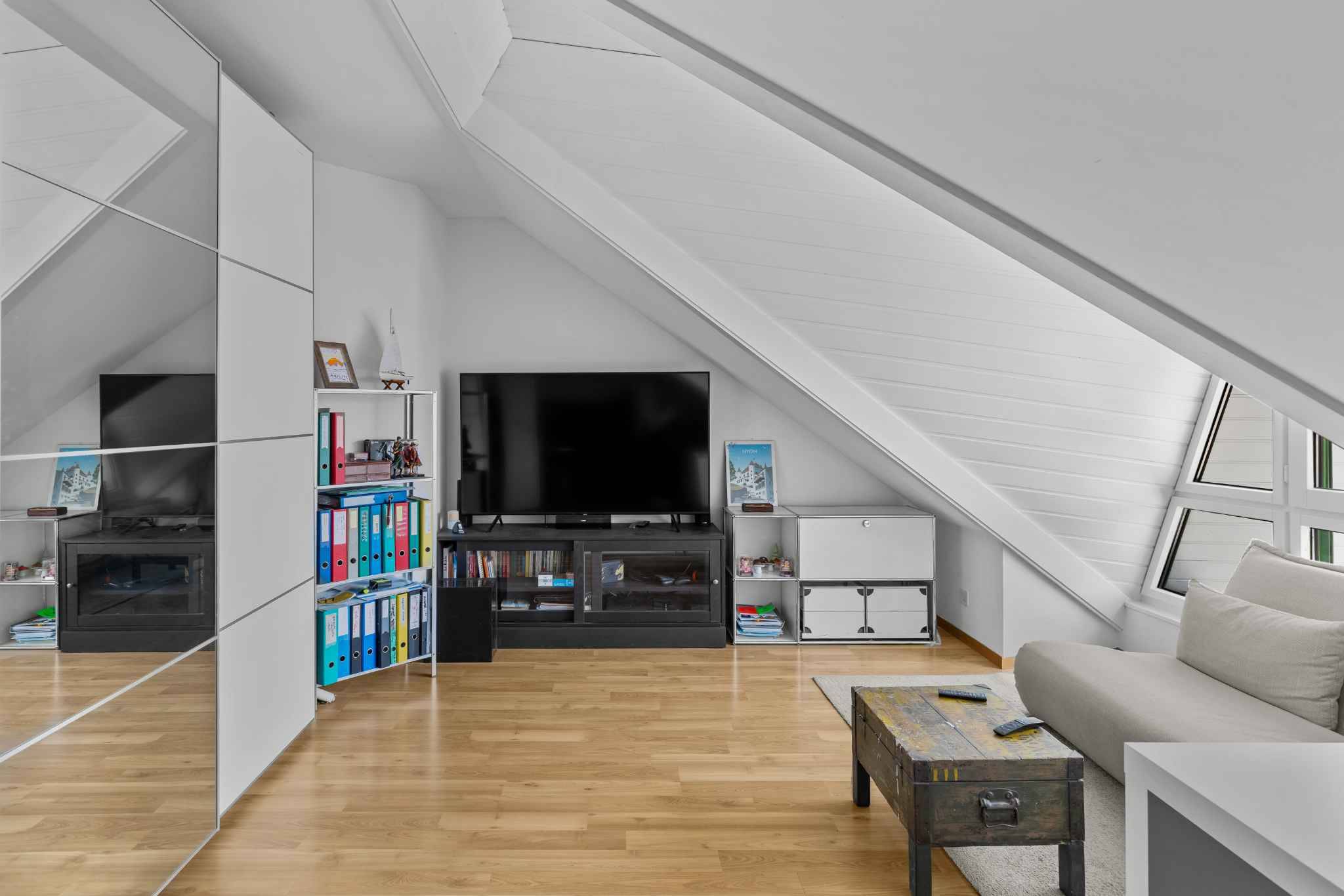 Dachgeschoss-Wohnzimmer mit Schräge