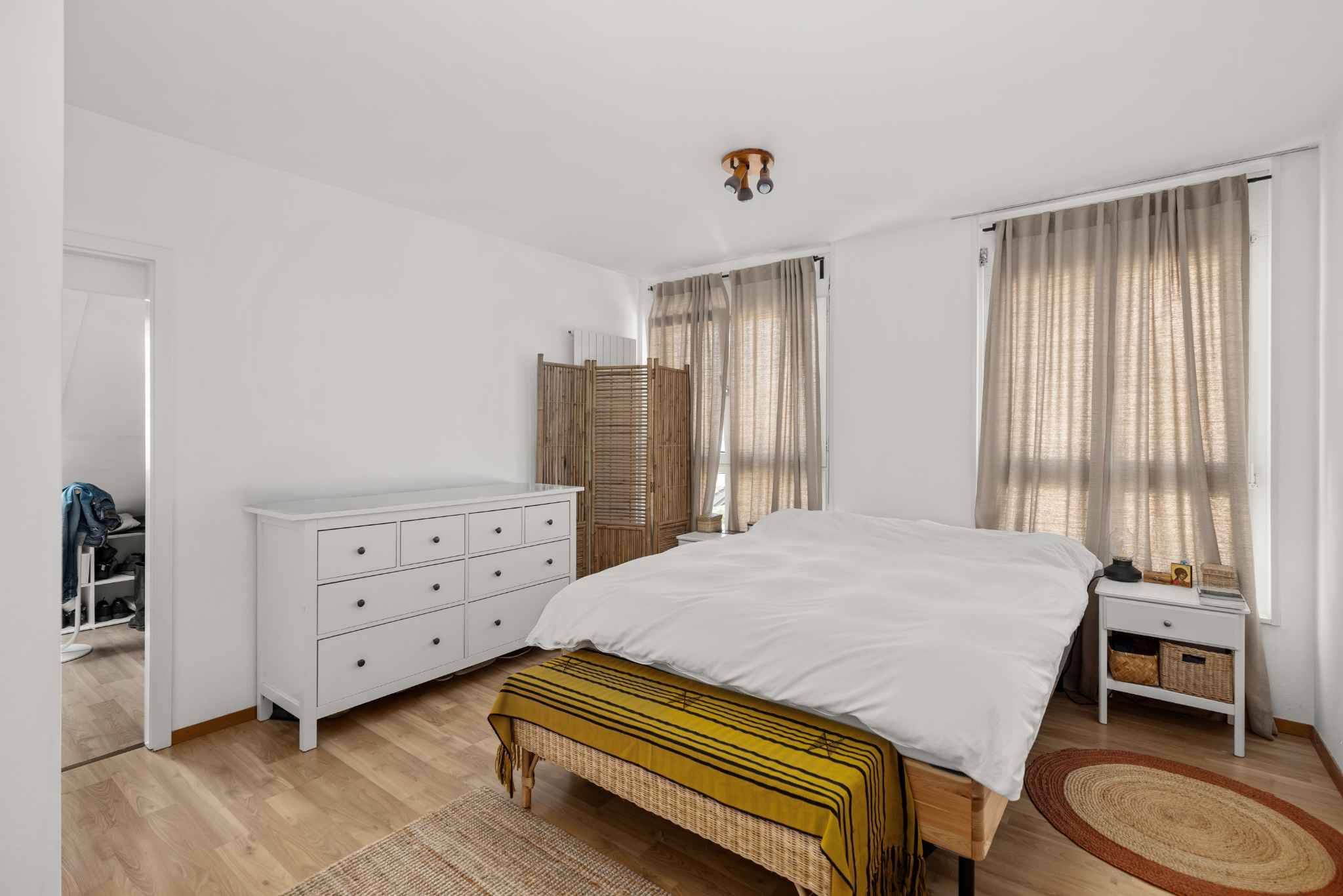 Helles Schlafzimmer mit Naturmaterialien