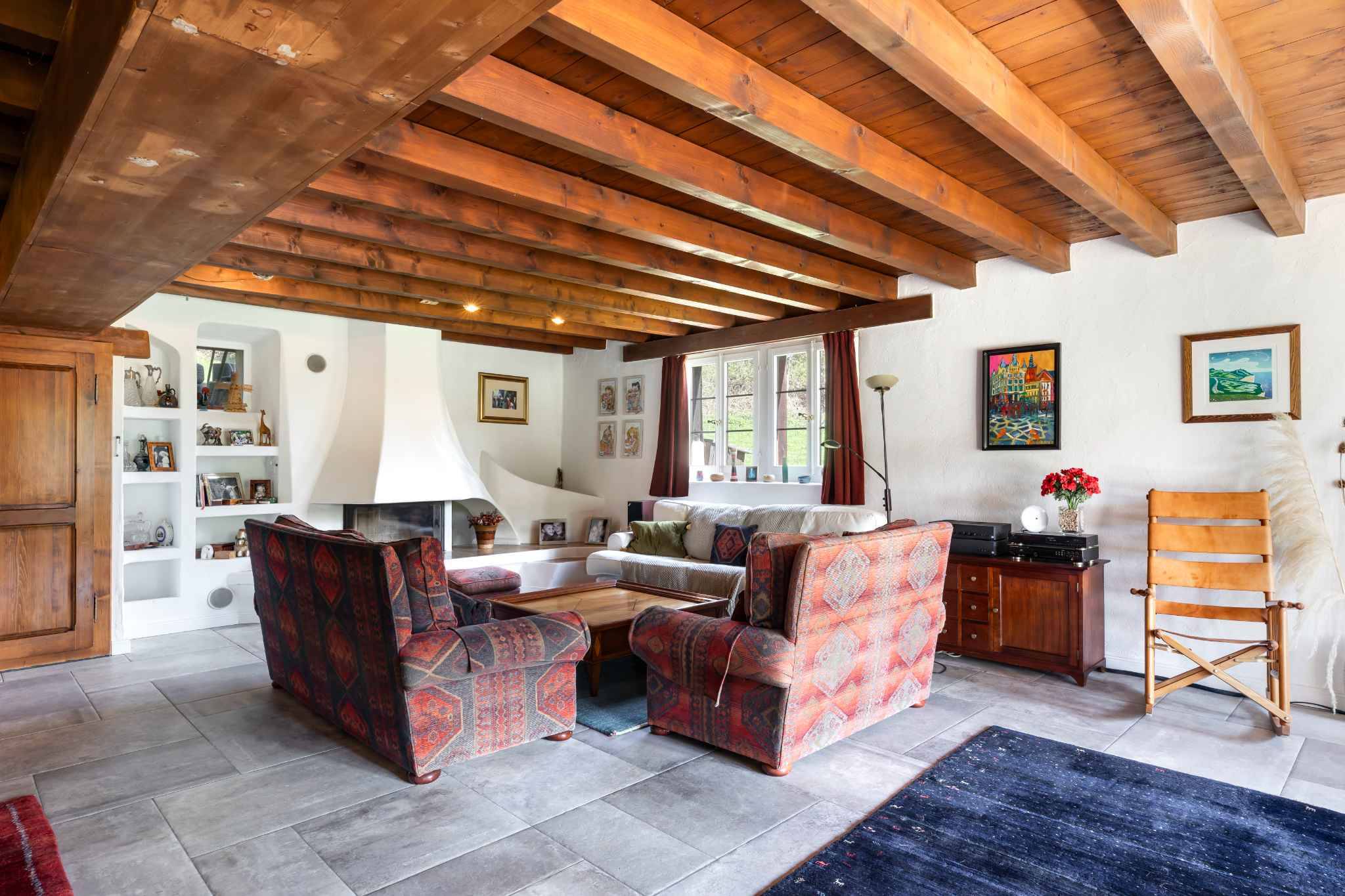 Wohnzimmer mit Holzbalkendecke