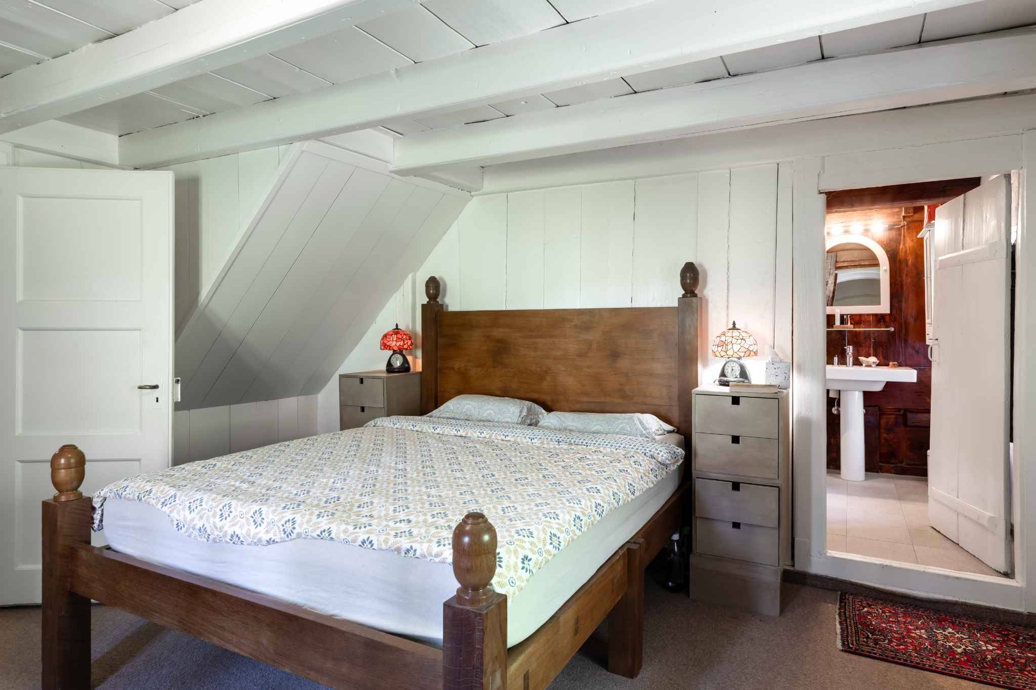 Gemütliches Schlafzimmer mit angrenzendem Bad