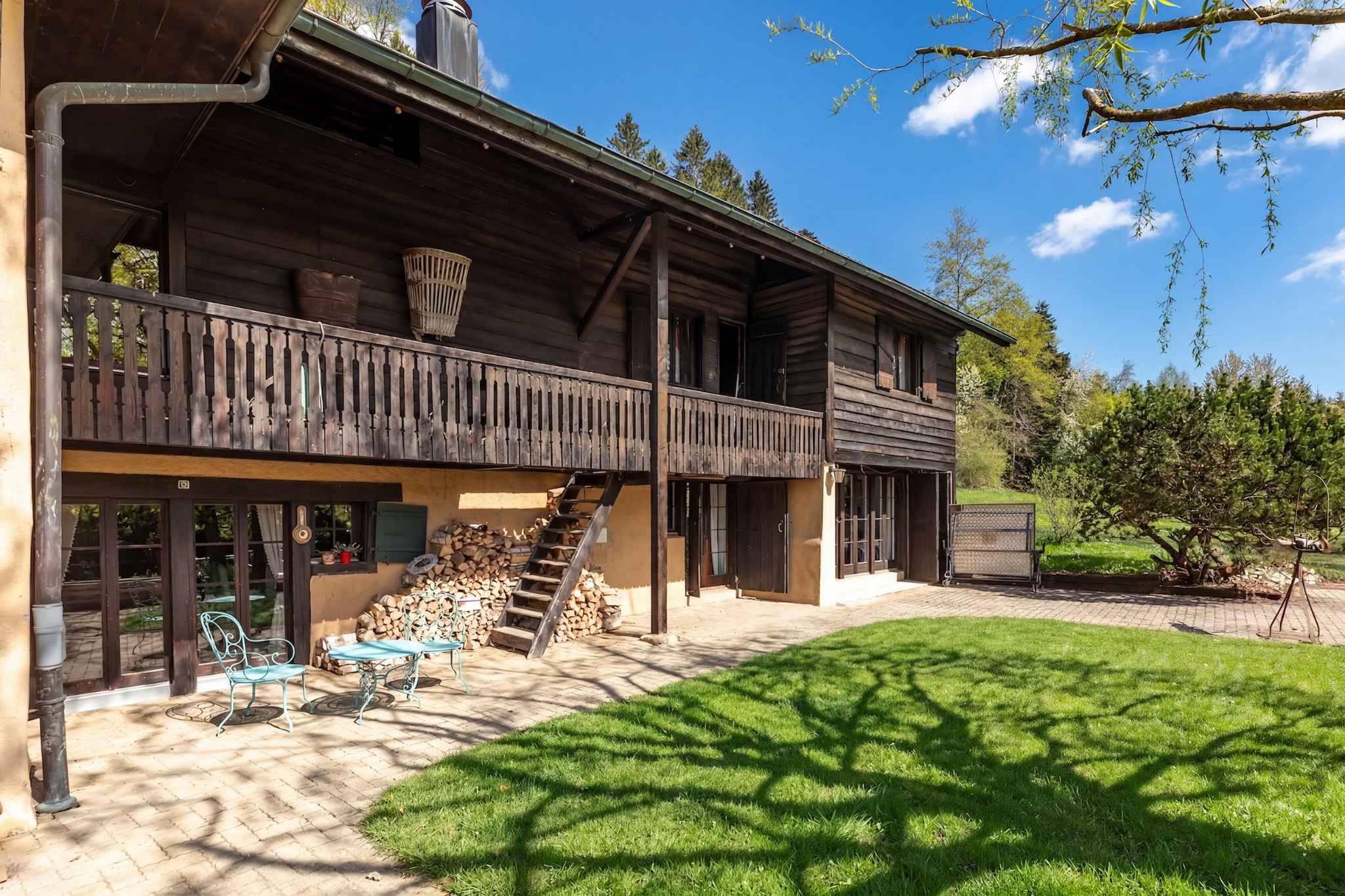 Holzhaus mit Garten und Terrasse