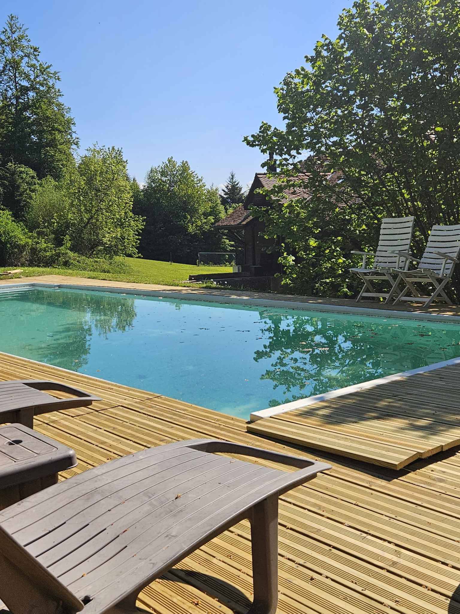 Außenbereich mit Pool und Terrasse