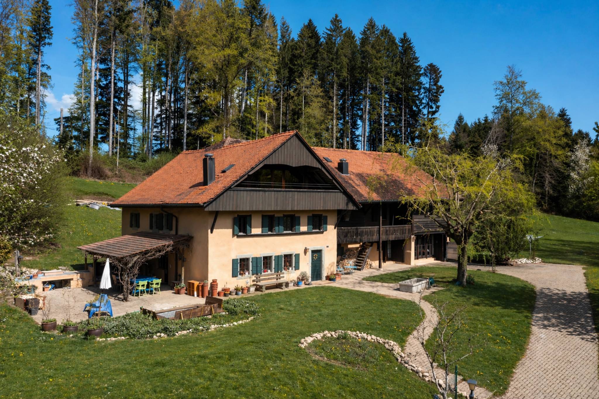 Ländliches Wohnhaus mit großem Garten