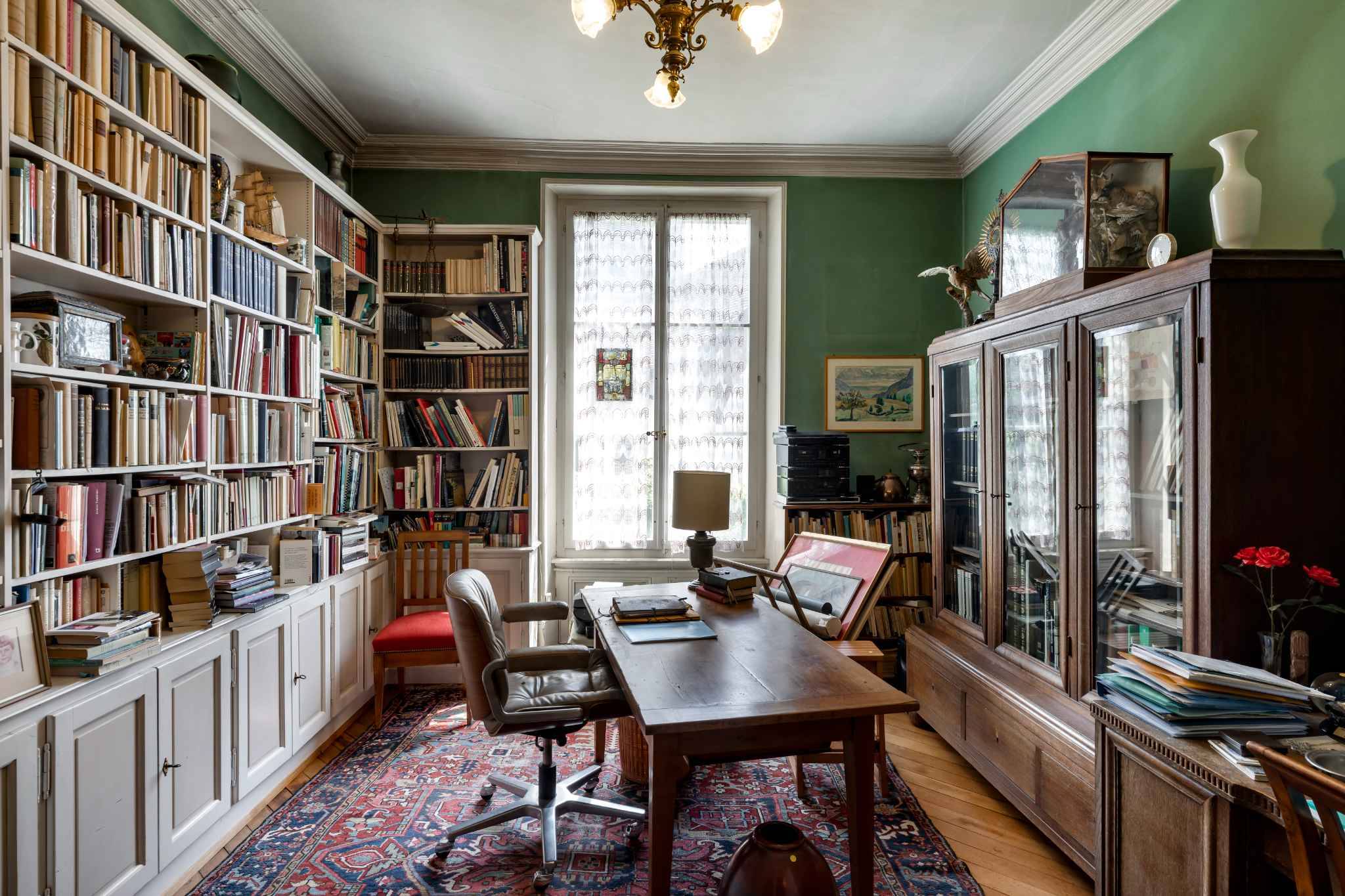 Klassisches Arbeitszimmer mit Bibliothek