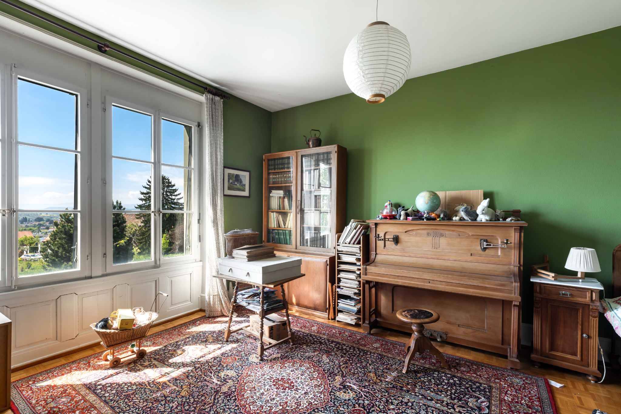 Wohnzimmer mit Ausblick und Klavier