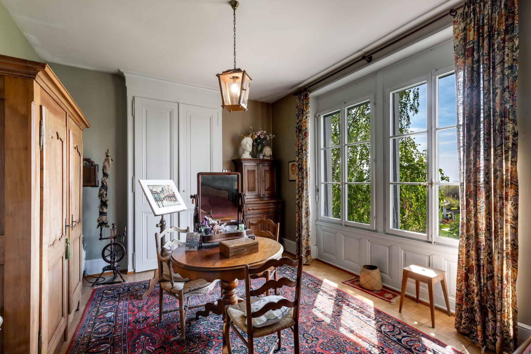 Klassisches Esszimmer mit großem Fenster