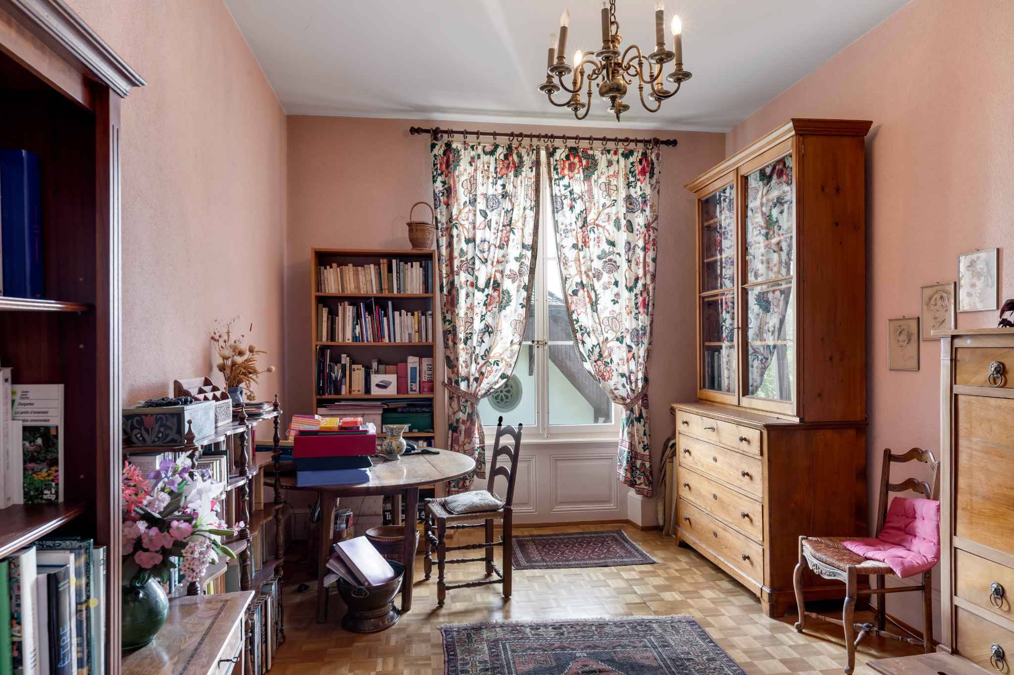 Klassisches Arbeitszimmer mit antikem Mobiliar