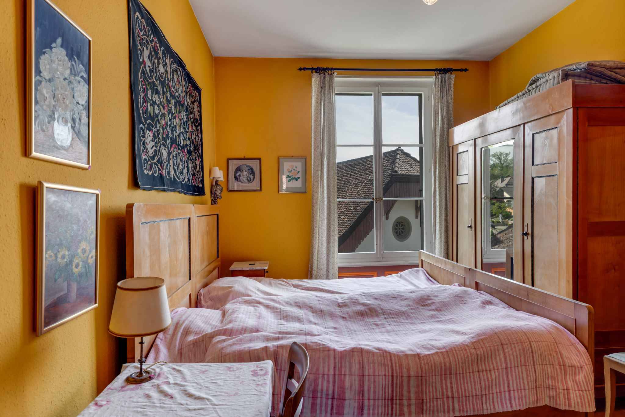 Gemütliches Schlafzimmer mit warmen Gelbtönen
