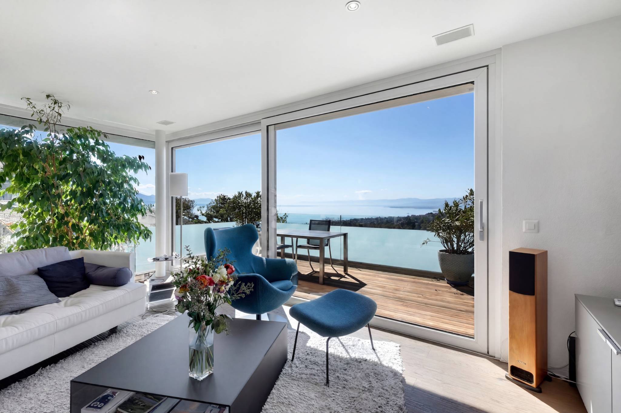 Heller Wohnraum mit Meerblick und Terrasse