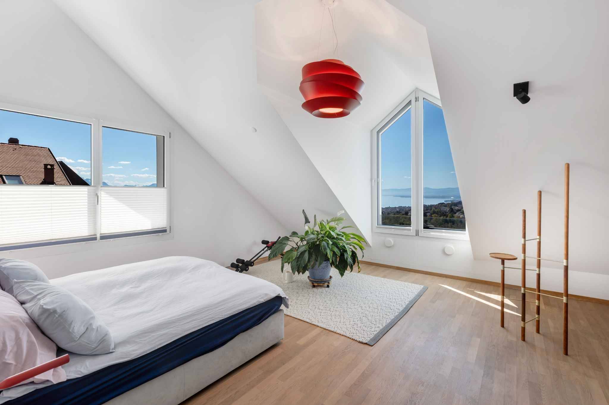 Helles Dachgeschoss-Schlafzimmer mit Aussicht
