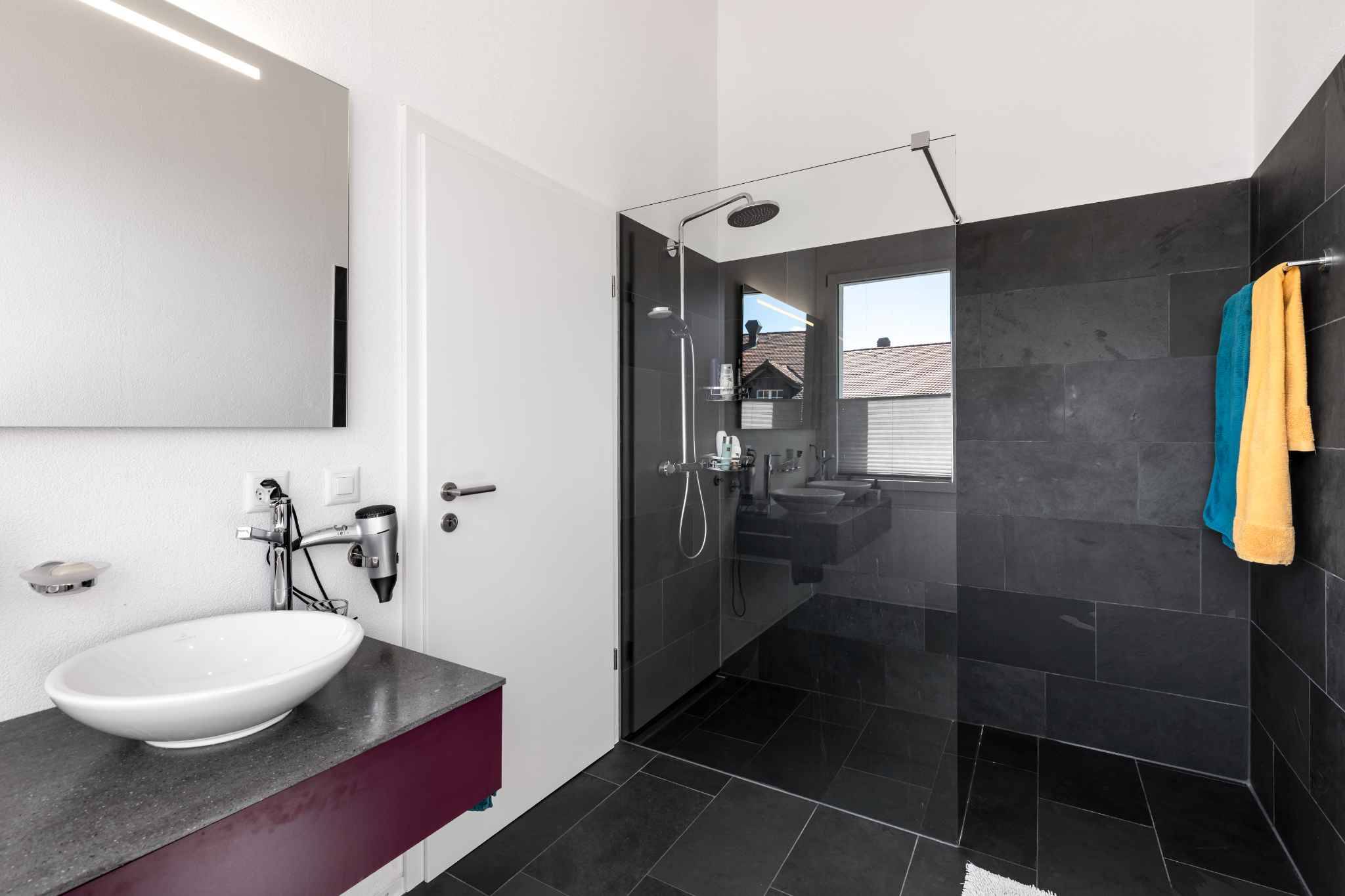 Modernes Badezimmer mit begehbarer Dusche und Waschtisch