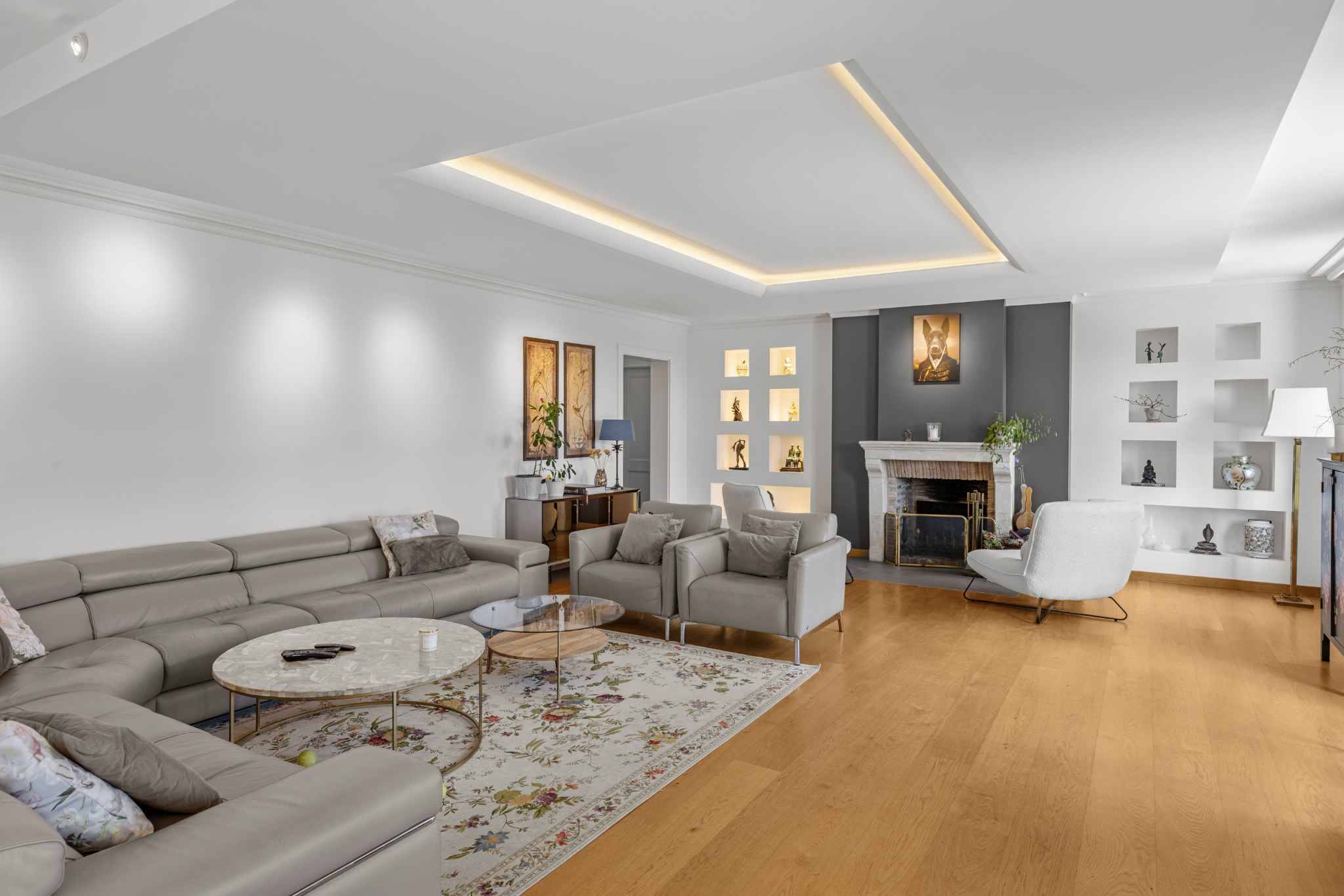 Großzügiges, elegant eingerichtetes Wohnzimmer