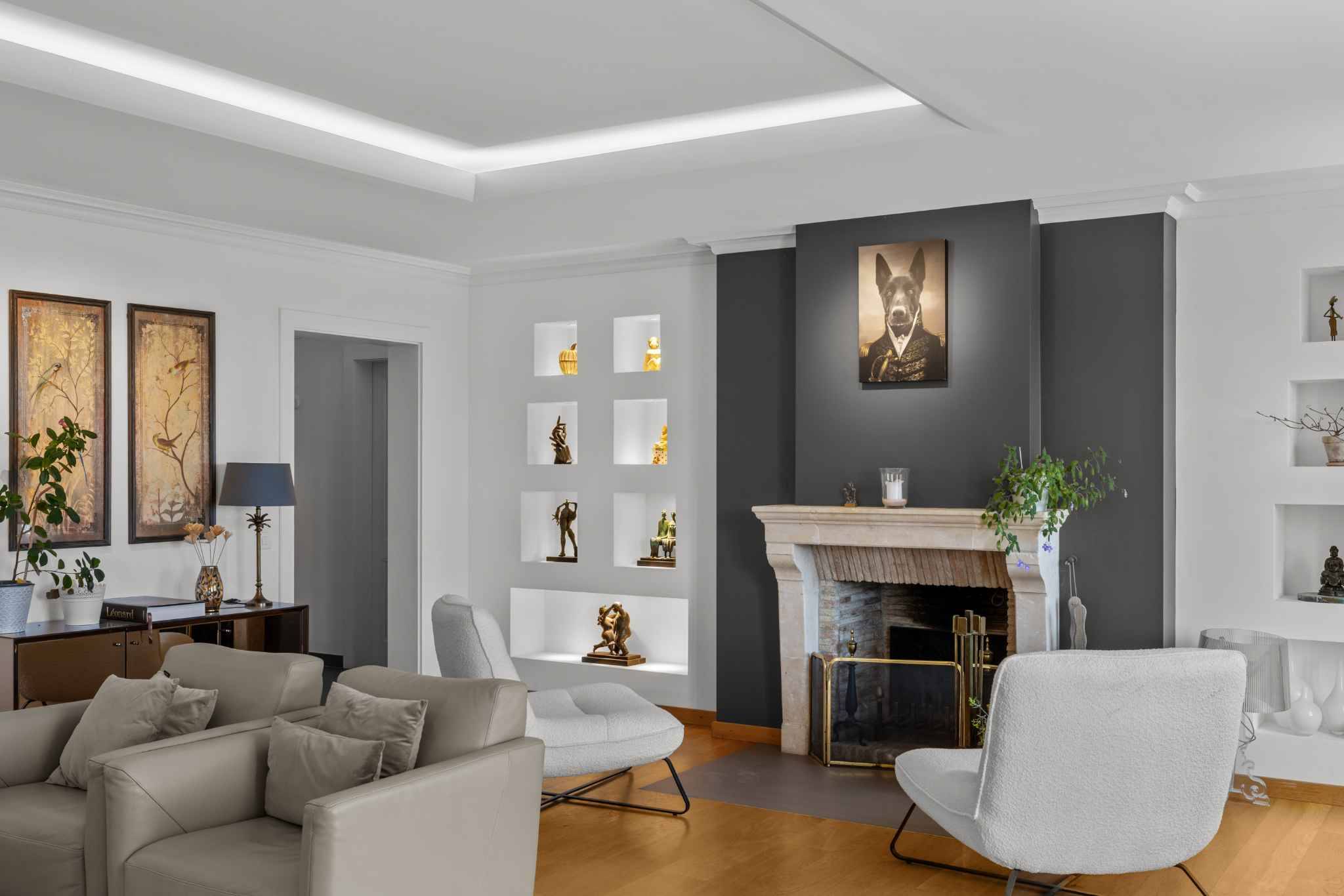 Elegantes Wohnzimmer mit Kamin und Nischenregalen