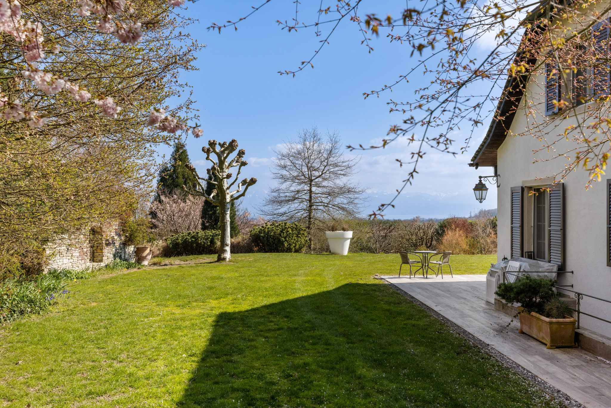Garten mit Terrasse und Hausfassade