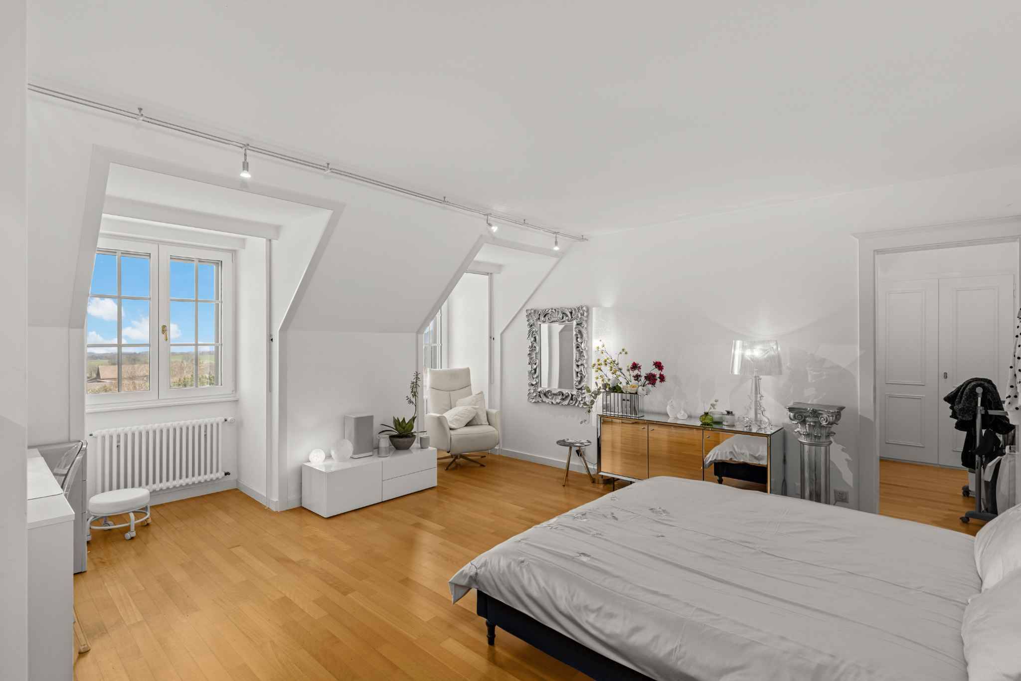 Helles Dachgeschoss-Schlafzimmer