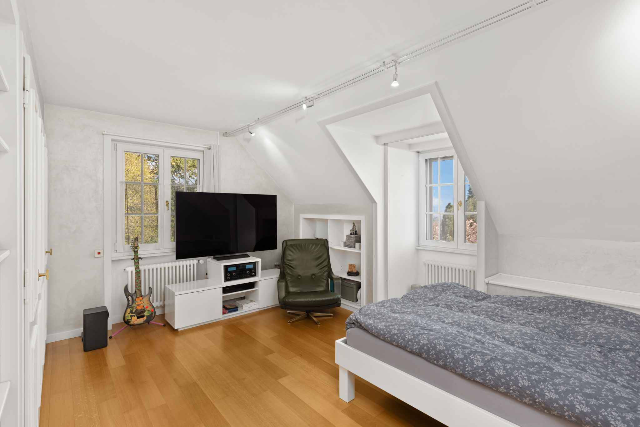 Helles Dachgeschoss-Schlafzimmer