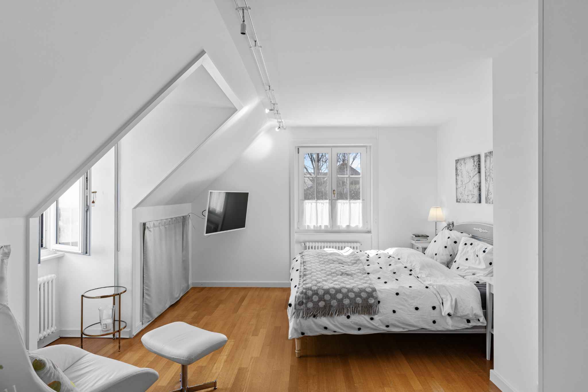 Helles Dachgeschoss-Schlafzimmer