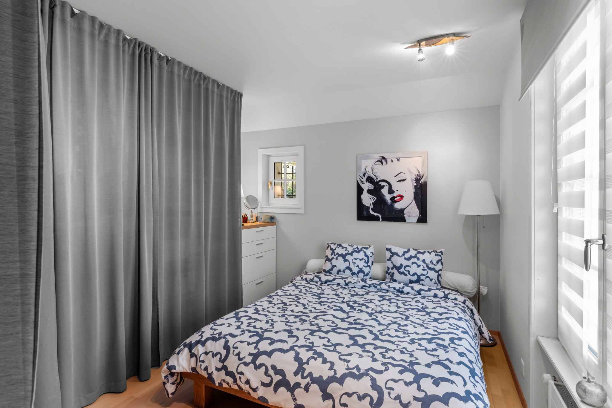 Kleines, modern eingerichtetes Schlafzimmer