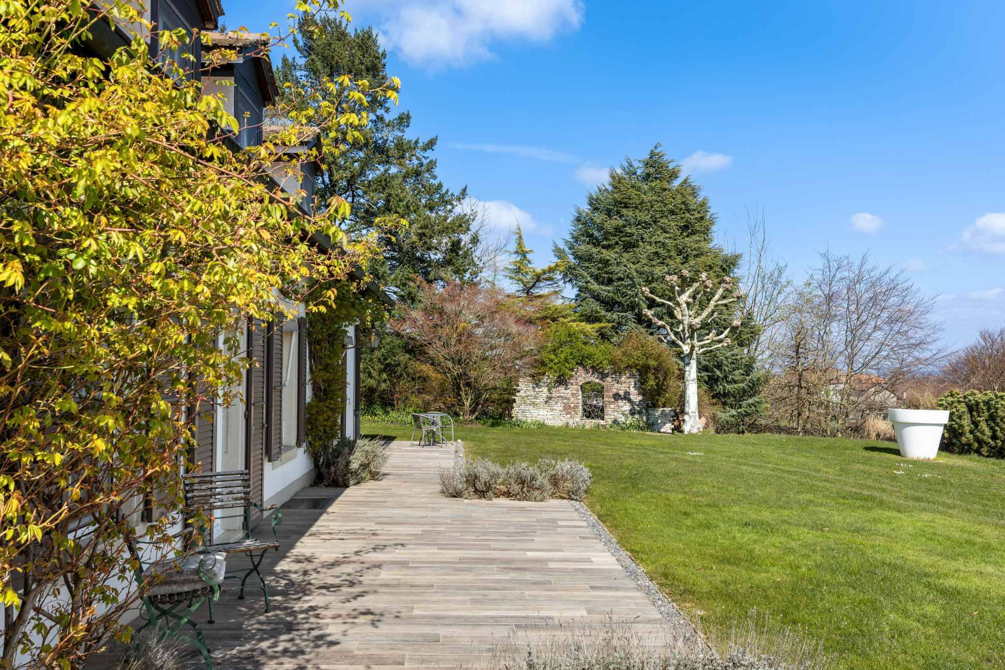 Gartenansicht mit Terrasse