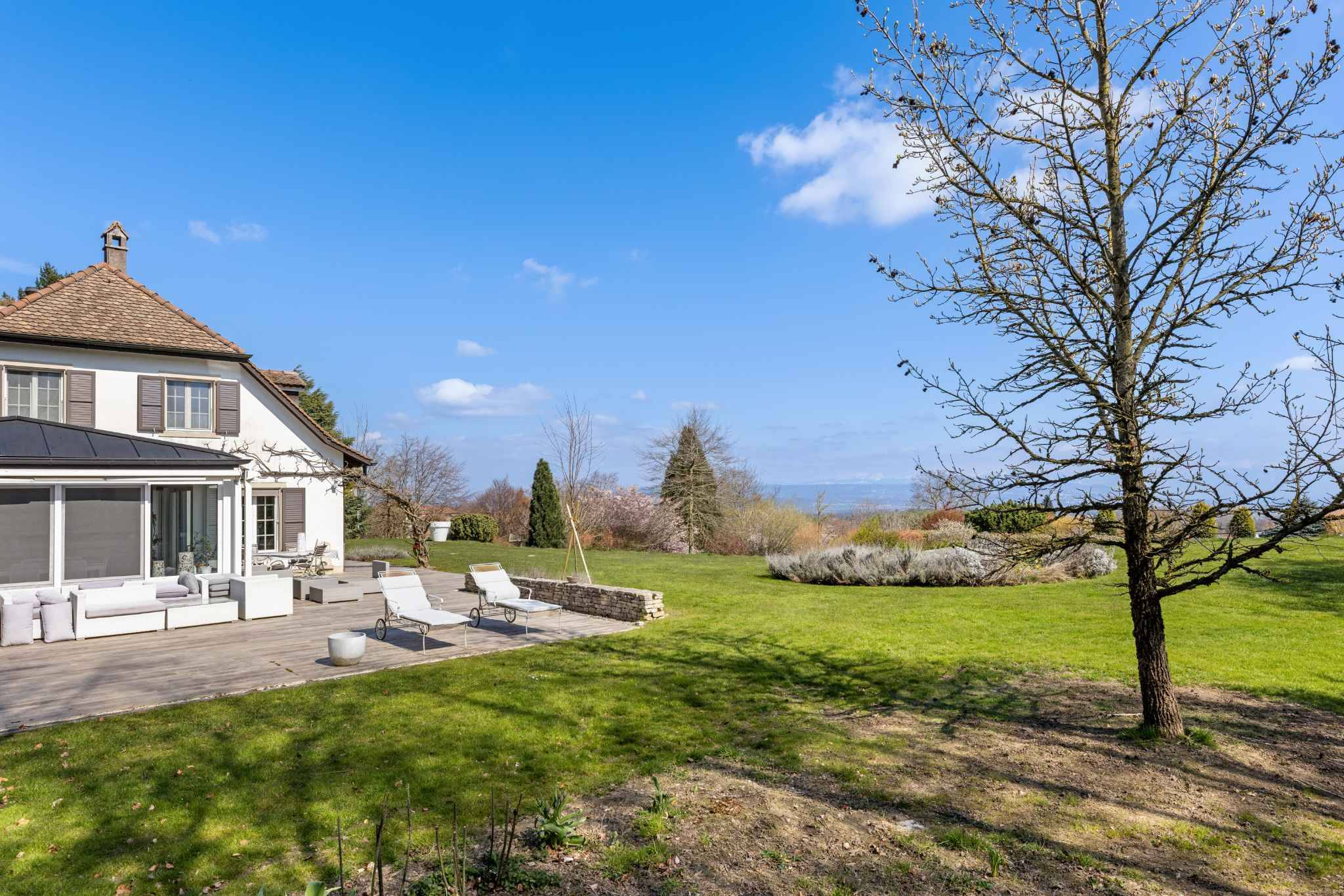 Großer Garten mit Terrasse und Haus