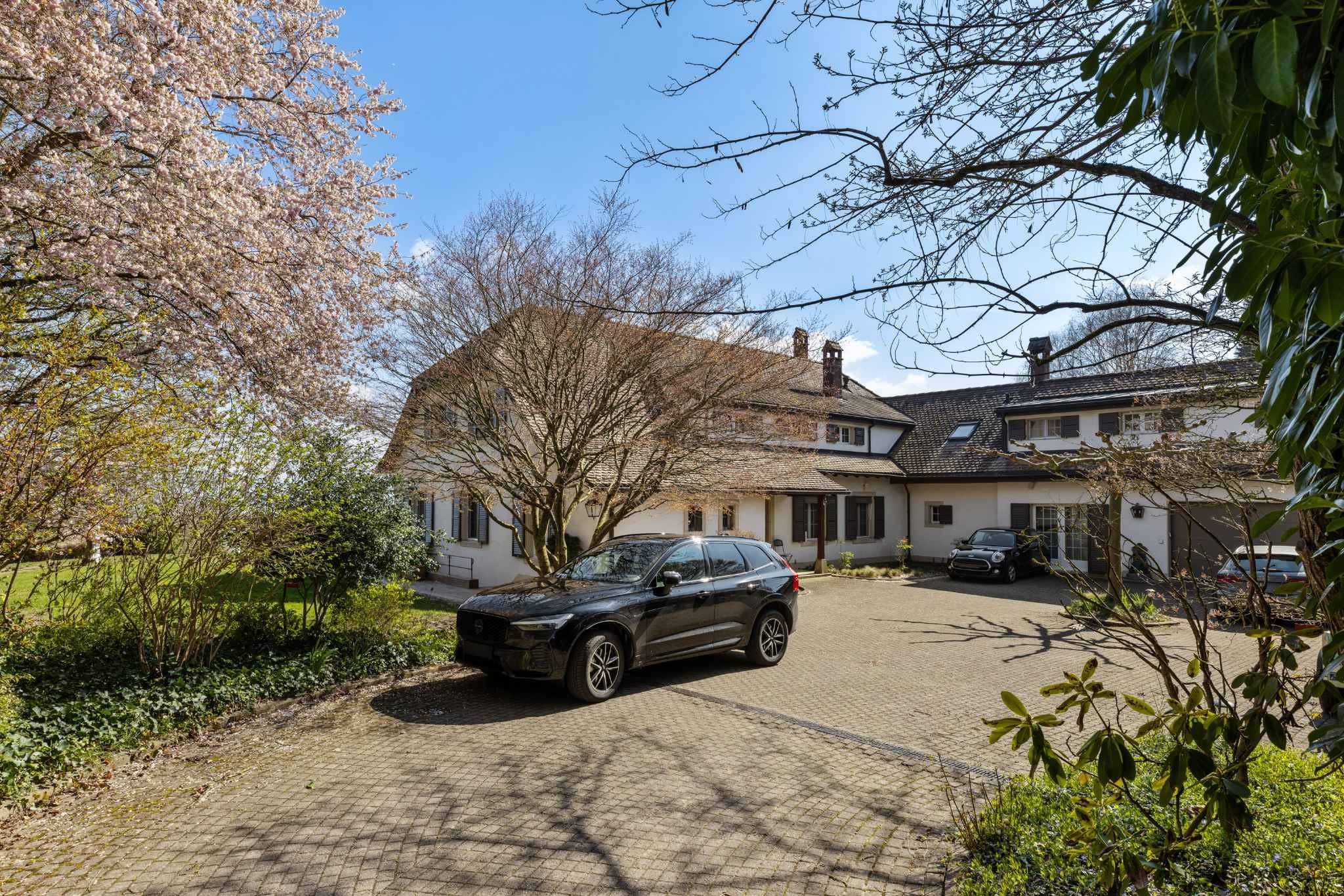 Großzügige Villa mit Auffahrt und Garten
