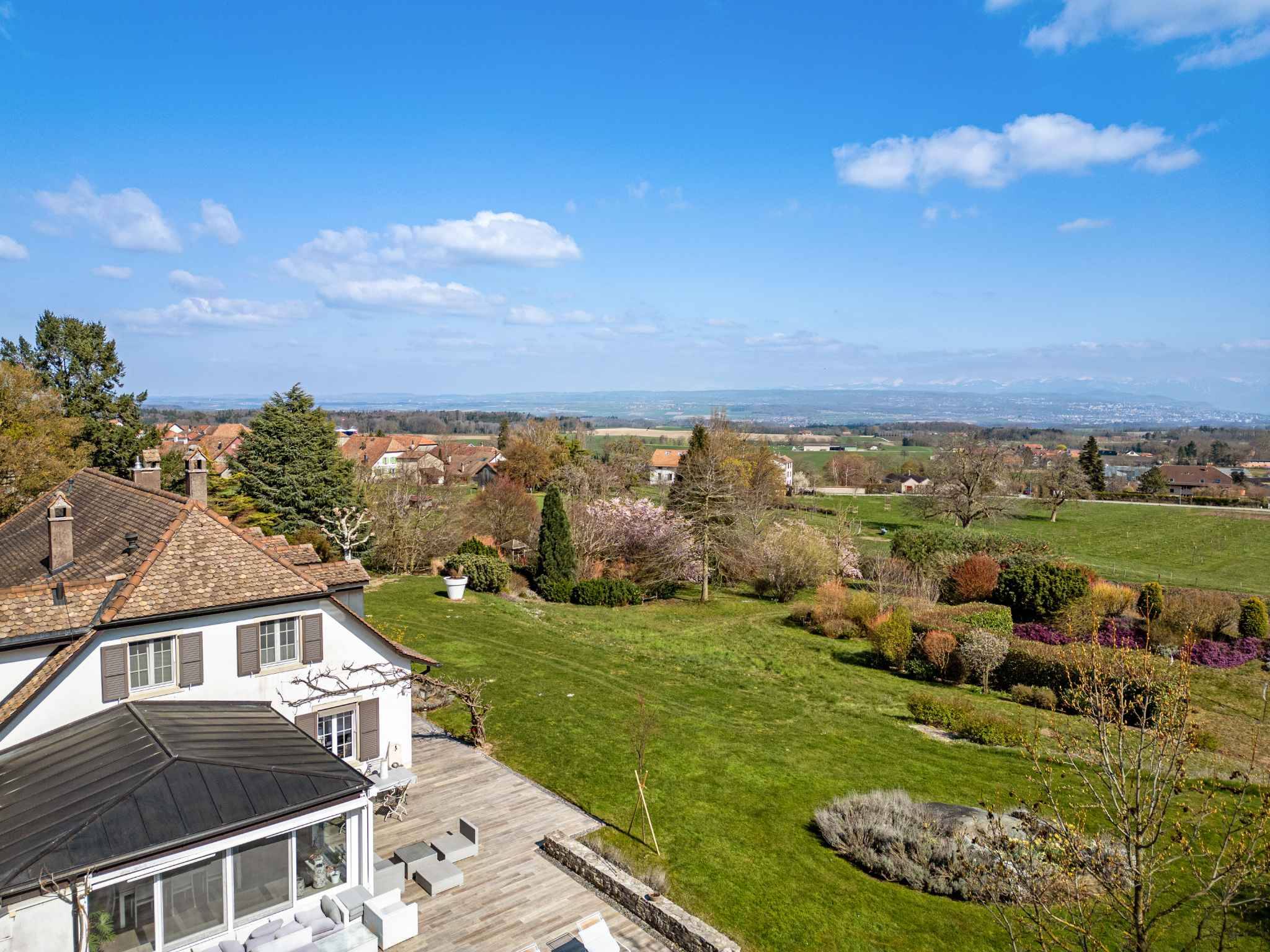 Luftige Hanglage mit Garten und Panoramablick