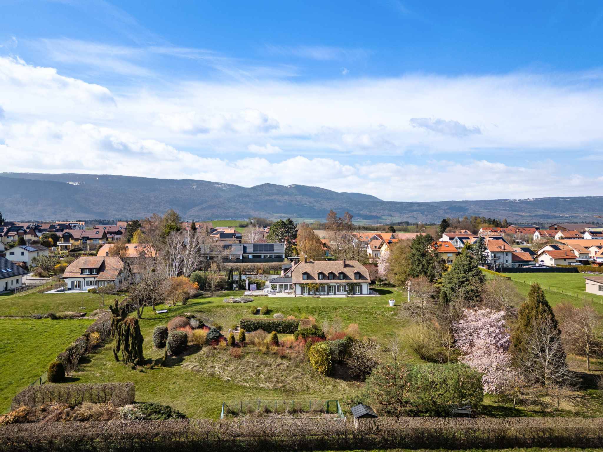 Ländliche Wohnsiedlung mit Bergpanorama