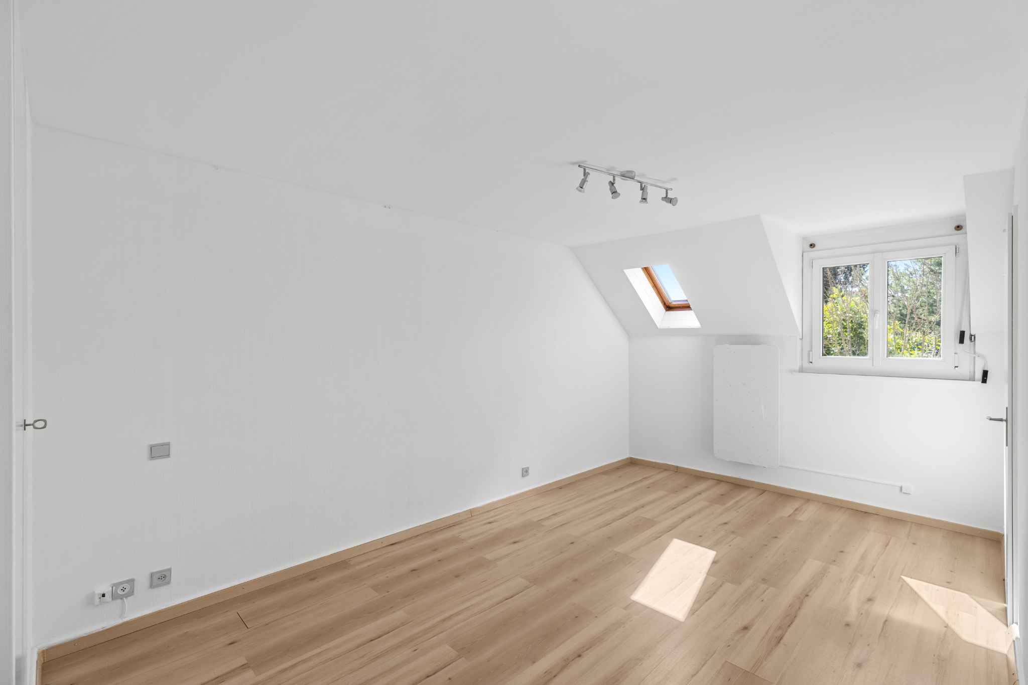 Heller leerer Dachraum mit Dachfenster