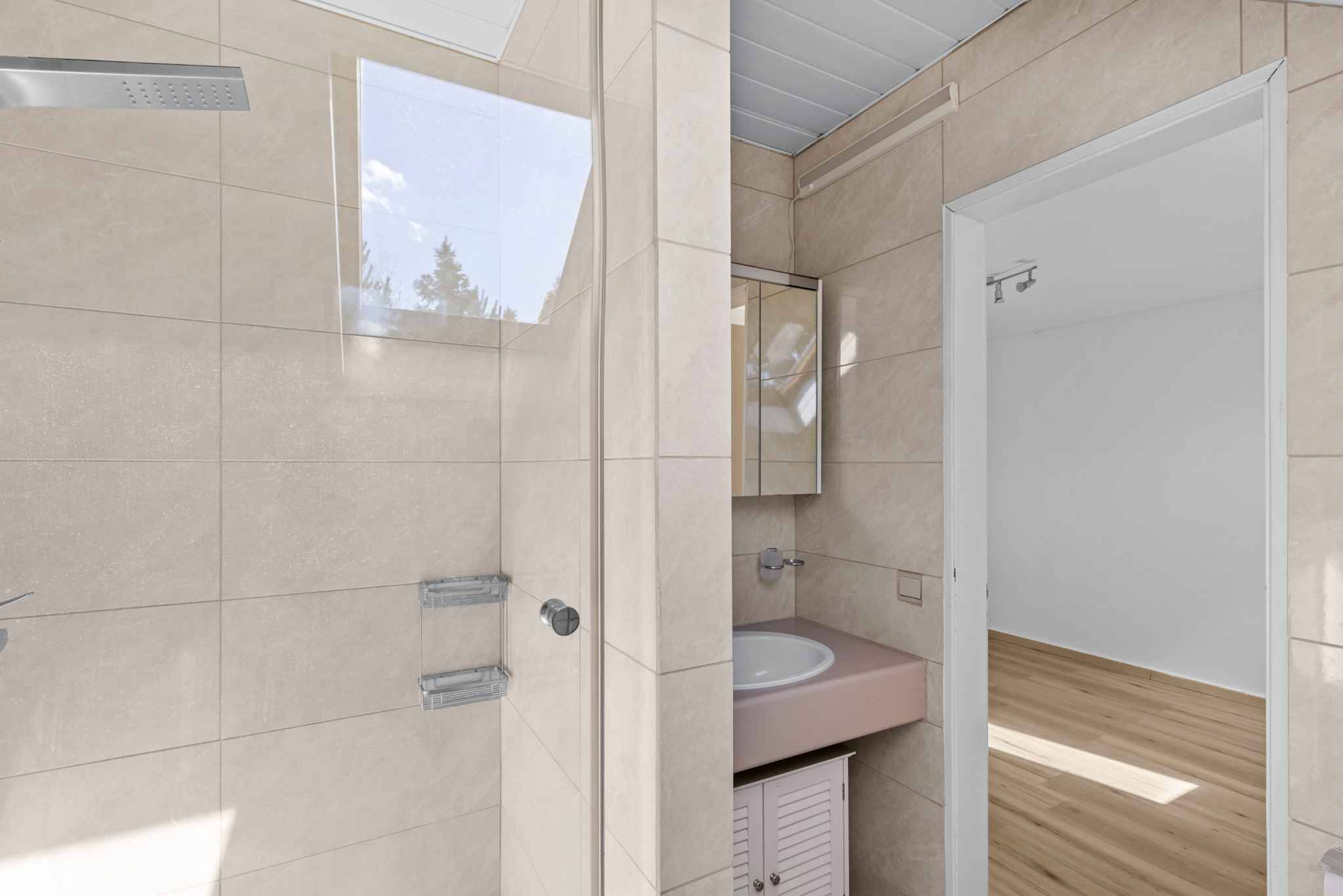 Modernes Badezimmer mit begehbarer Dusche und Waschtisch