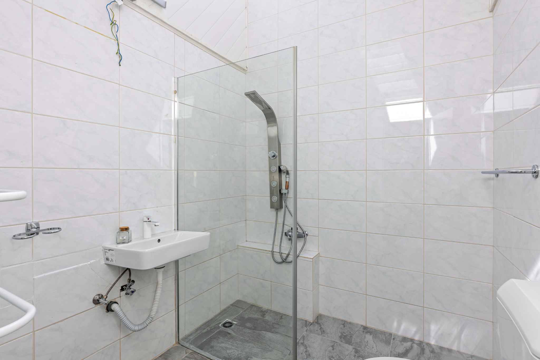 Badezimmer mit Glasdusche