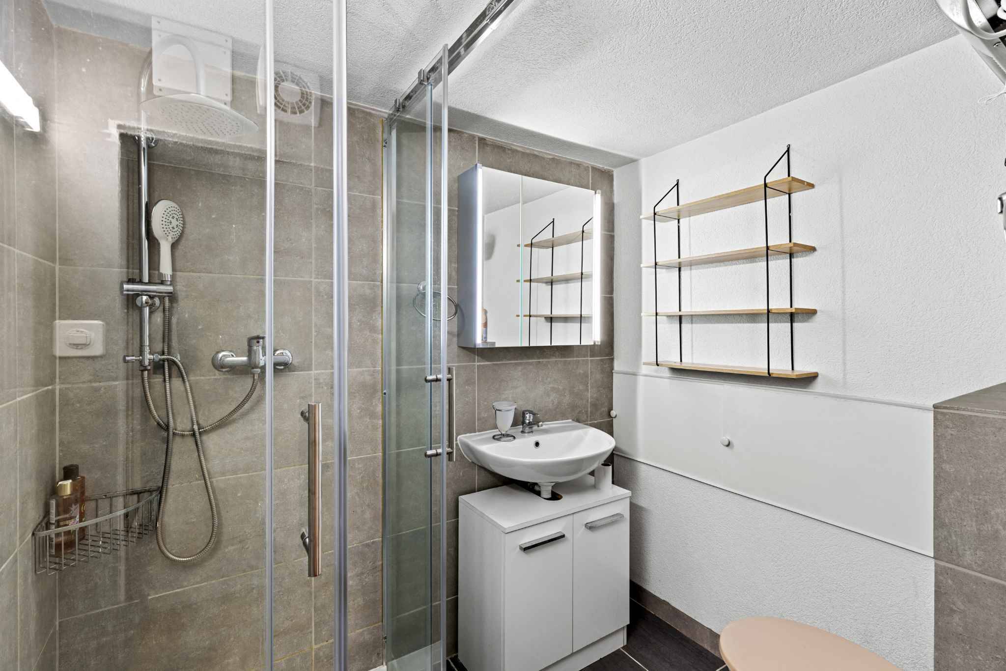 Modernes Badezimmer mit Dusche