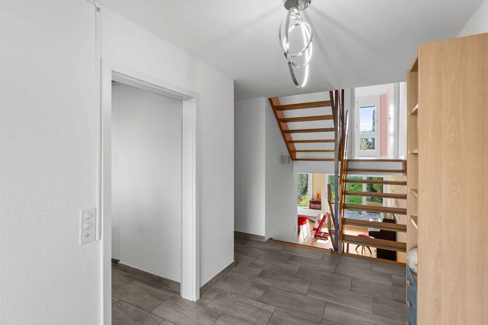 Moderner Flur mit Treppe