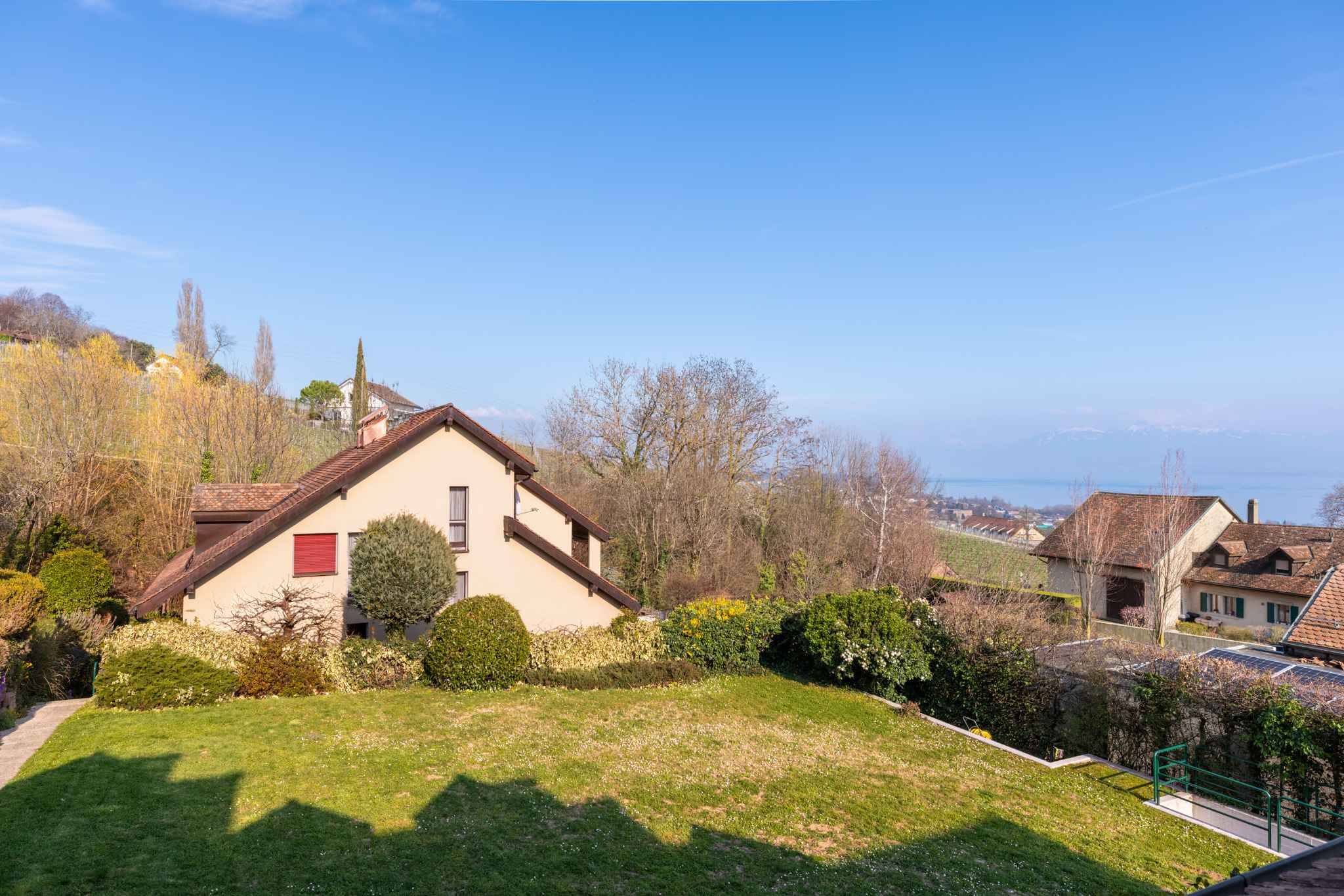Landschaftlicher Außenblick auf Wohnhäuser am Hang