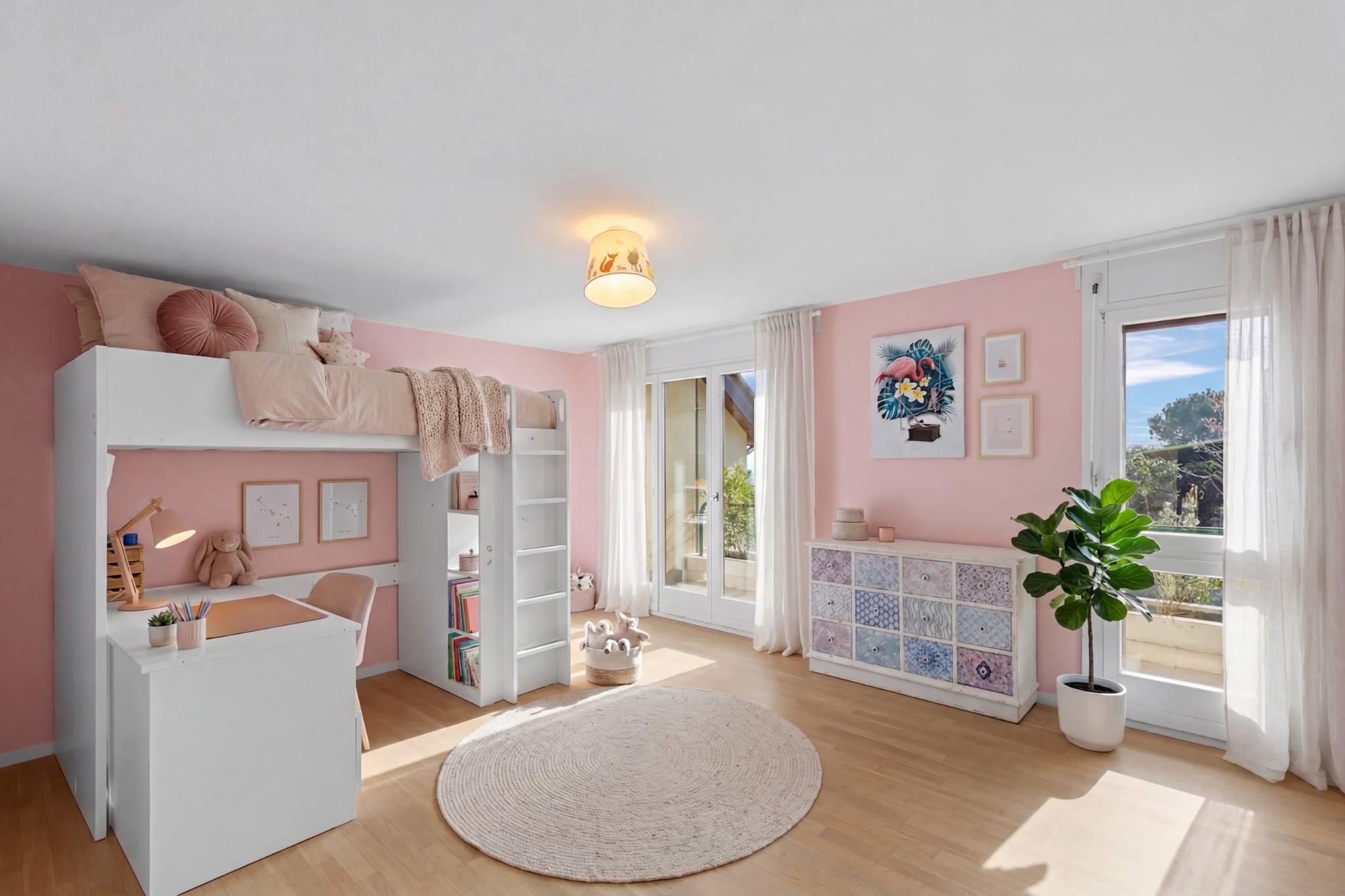 Helles Kinderzimmer mit Pastellrosa Wänden