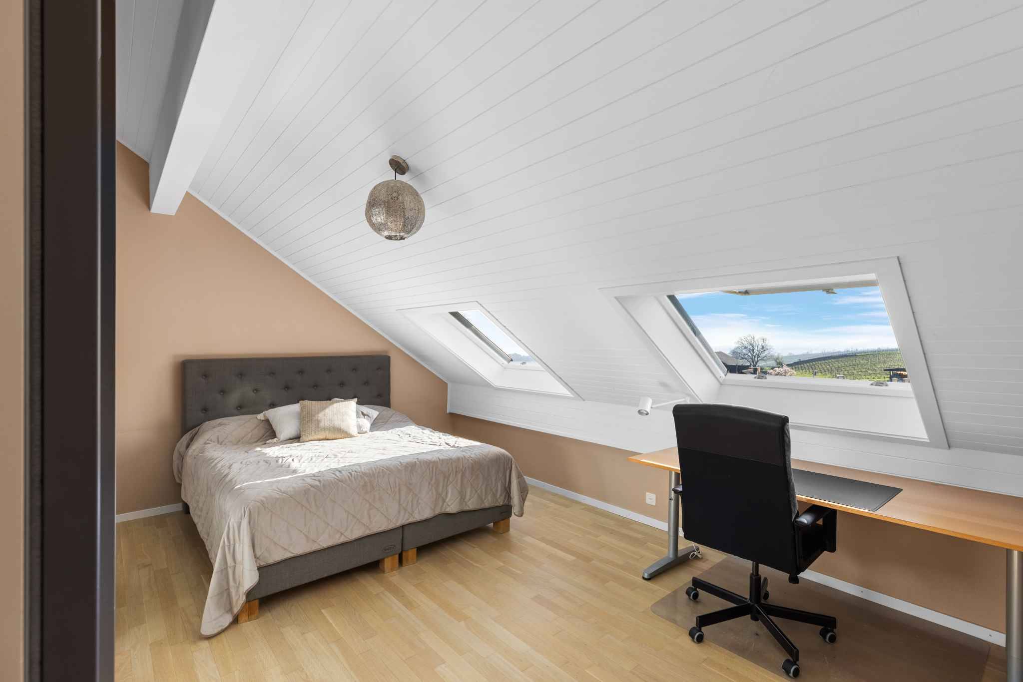 Ausgebautes Dachgeschoss-Schlafzimmer mit Arbeitsbereich