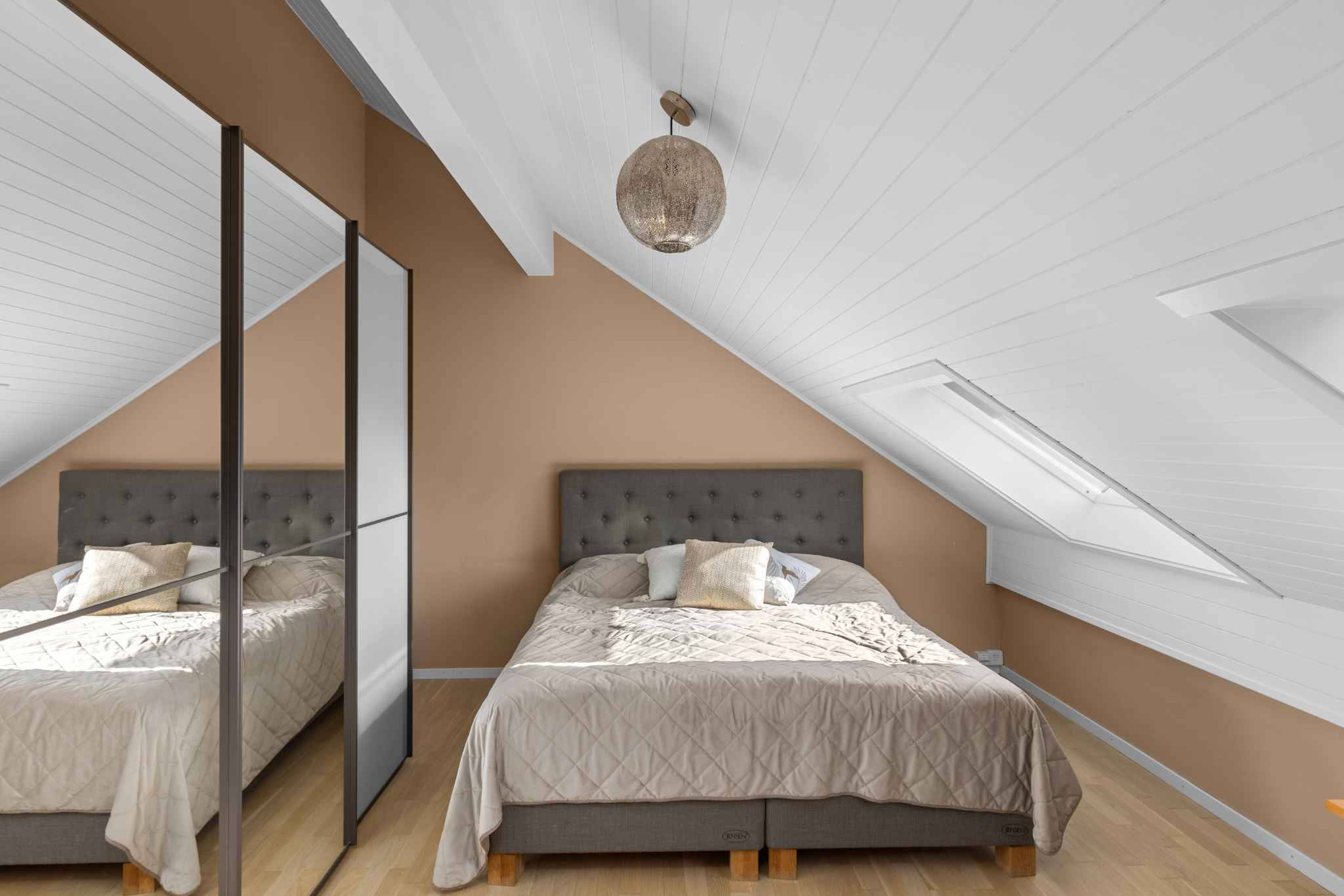 Dachgeschoss-Schlafzimmer mit Schrägdach