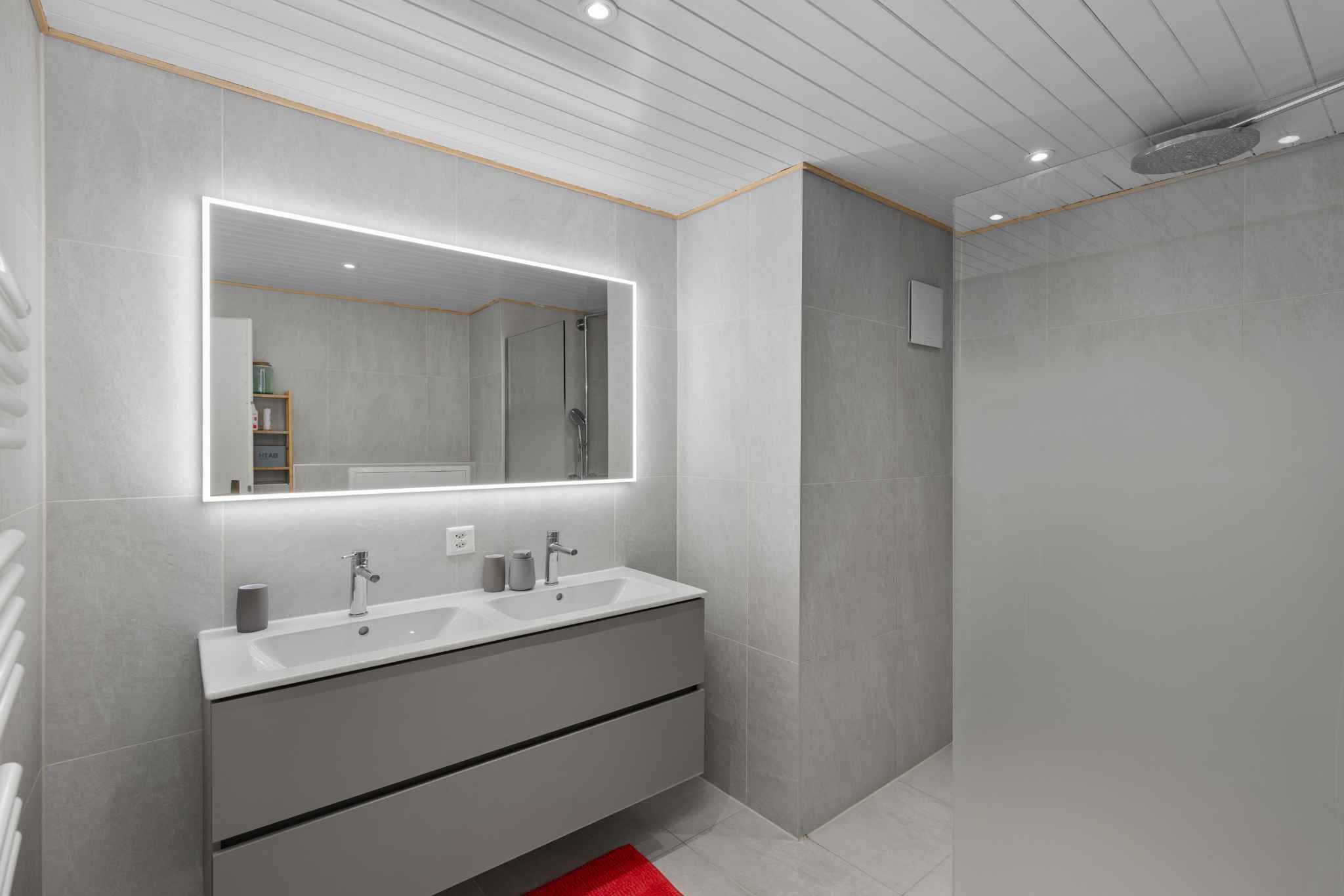 Modernes Badezimmer mit Doppelwaschtisch und begehbarer Dusche