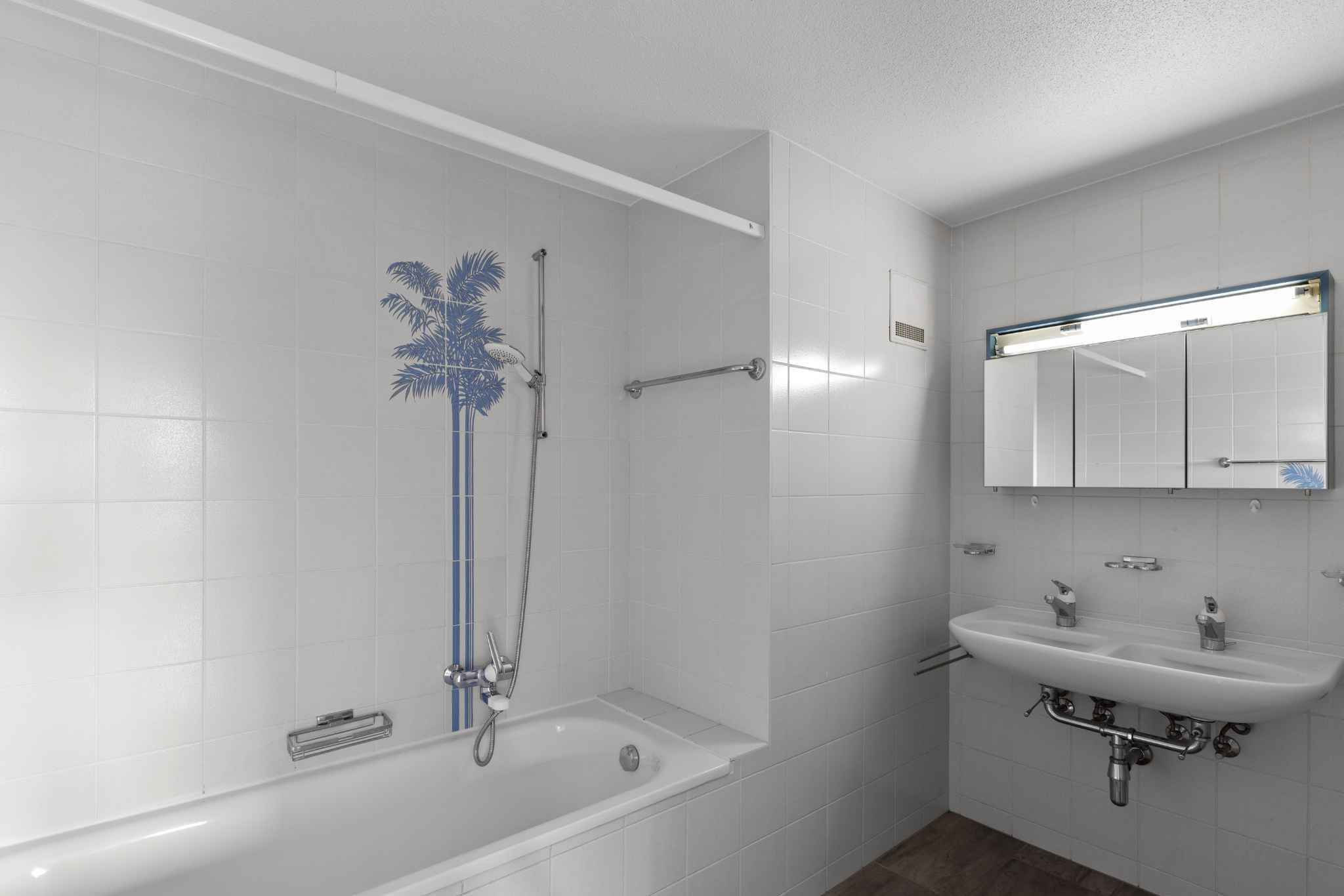 Badezimmer mit Wanne und Wandspiegel