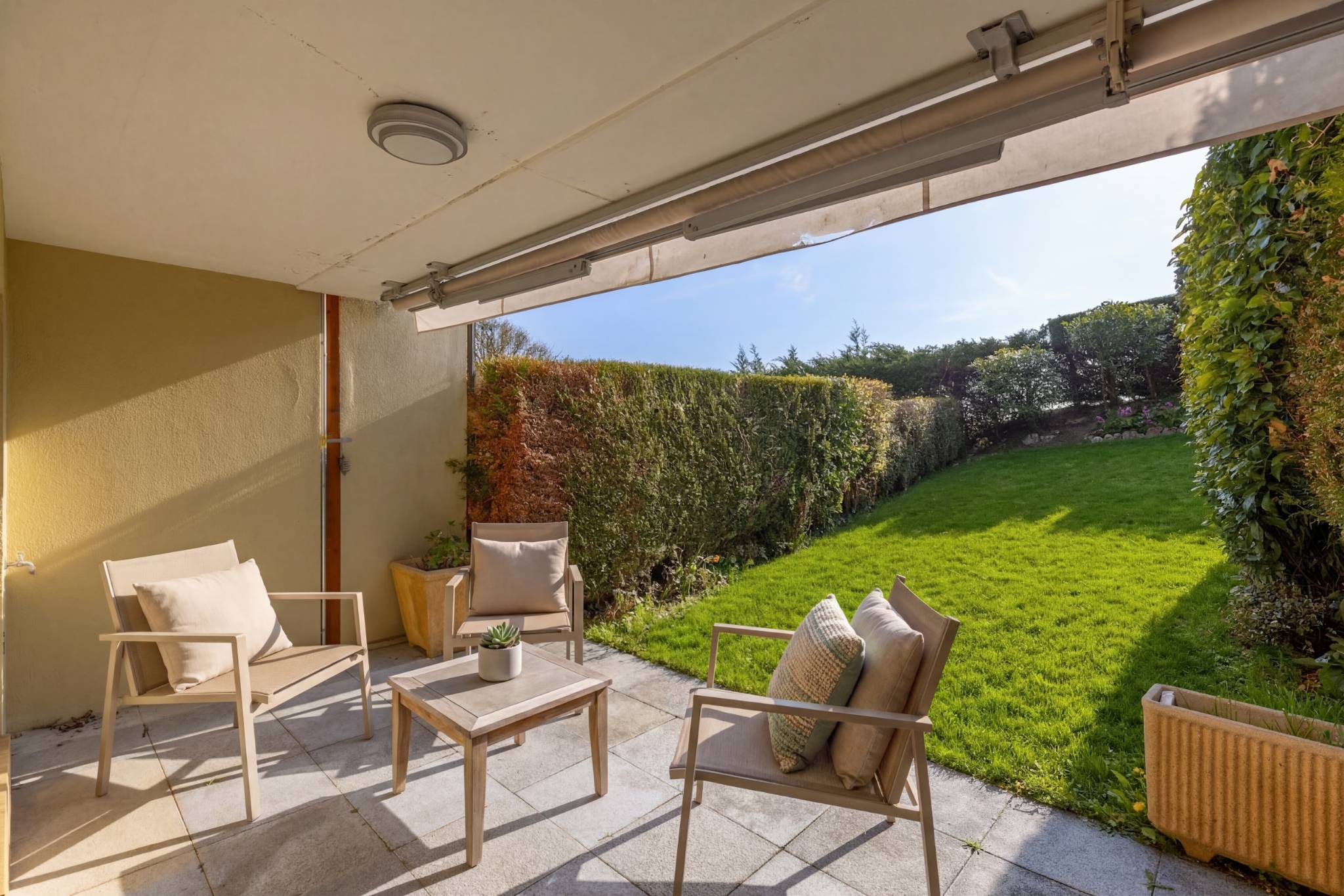 Überdachte Terrasse mit Gartenmöbeln