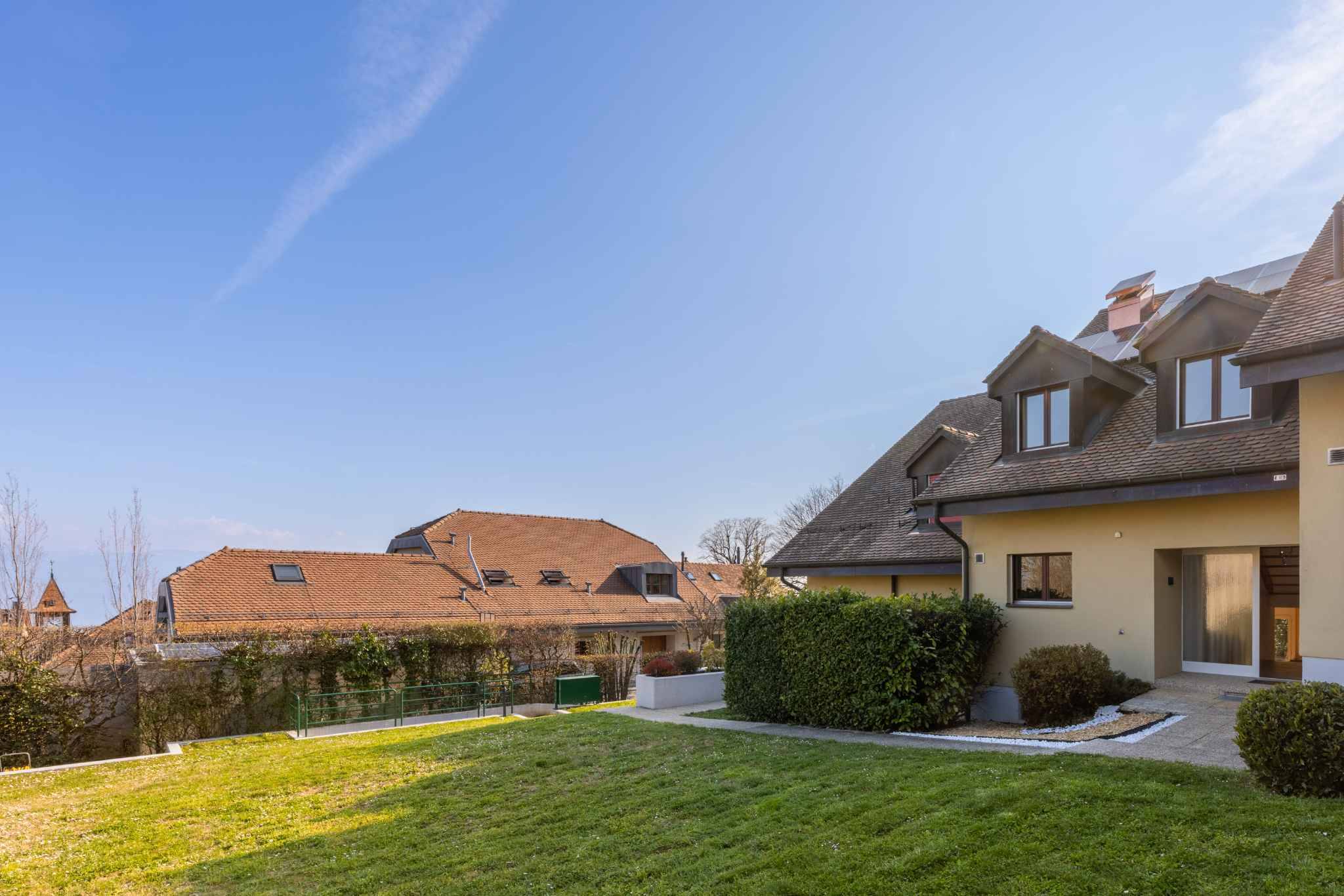 Außenansicht eines Wohnhauses mit Garten