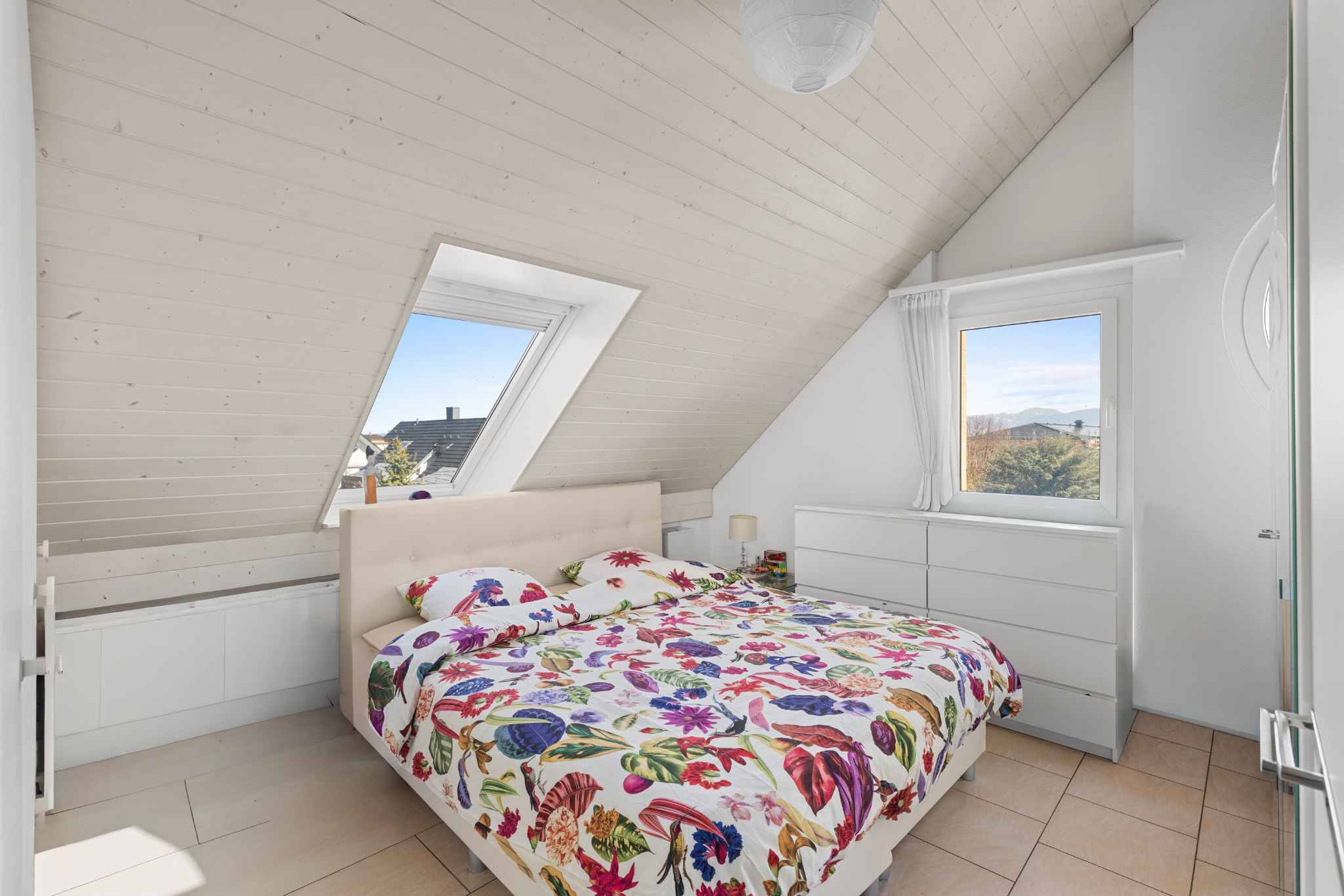 Helles Dachgeschoss-Schlafzimmer
