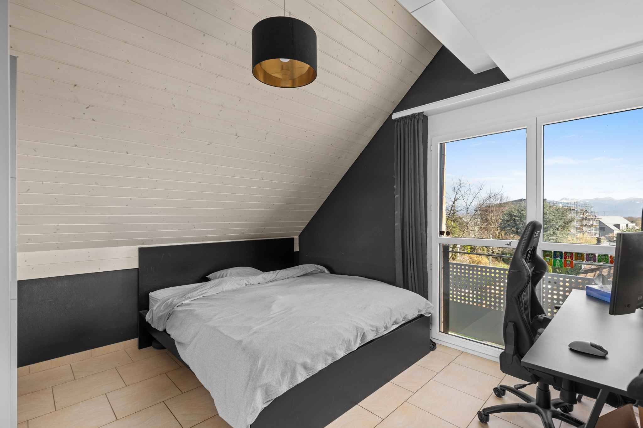 Dachgeschoss-Schlafzimmer mit Arbeitsplatz