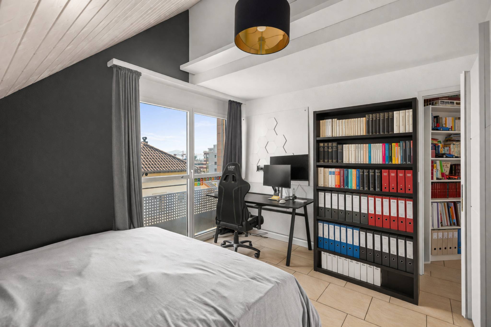 Modernes Schlafzimmer mit Arbeitsbereich