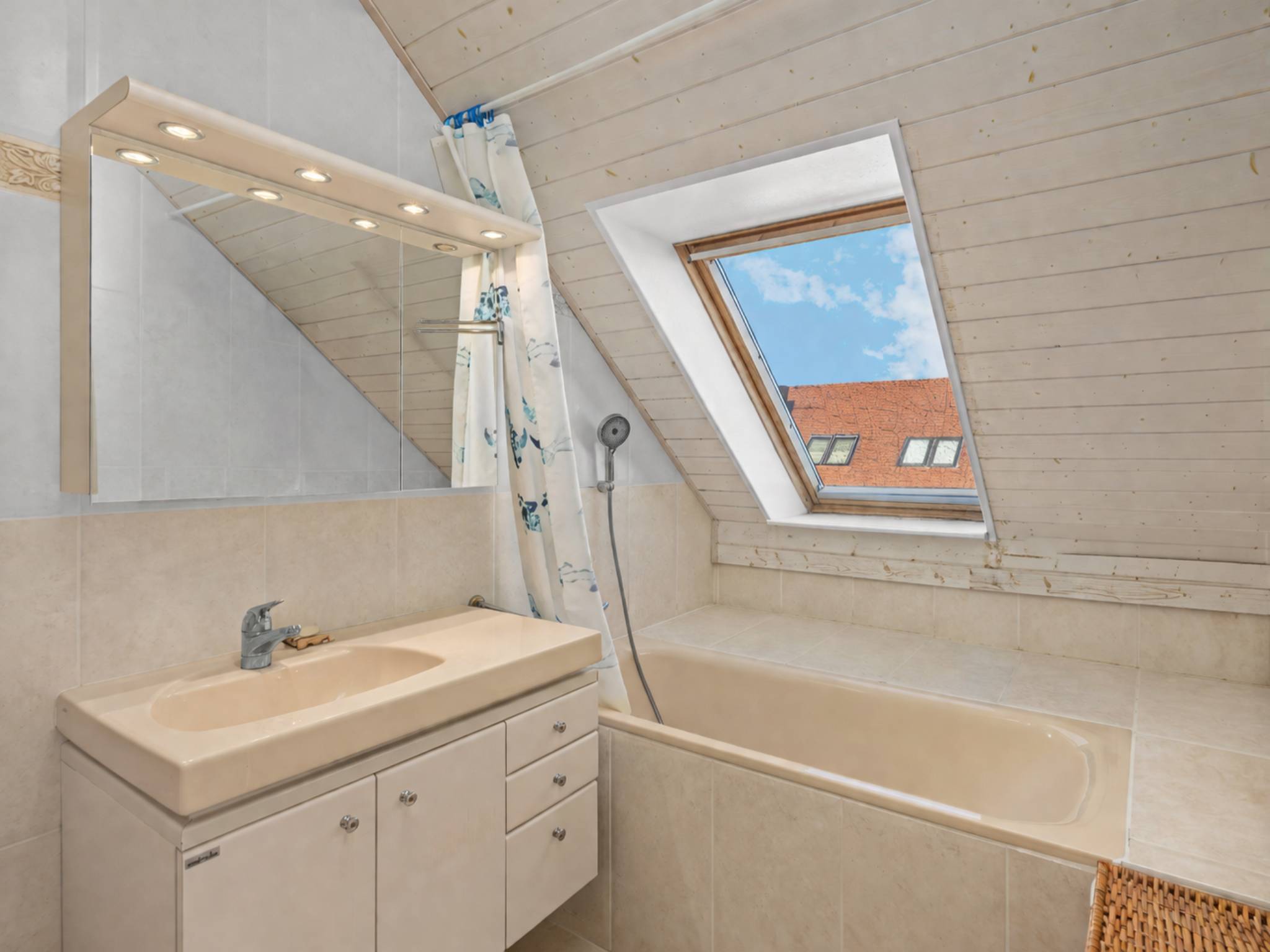 Dachbad mit Badewanne und Dachfenster