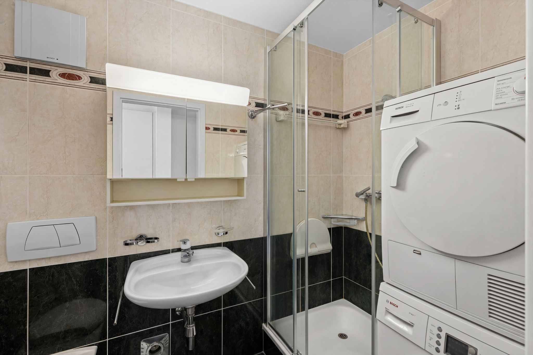 Badezimmer mit Dusche und Waschmaschine