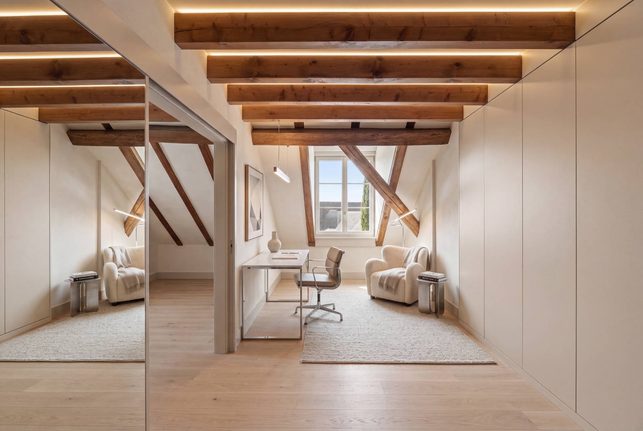 Dachgeschoss-Arbeitszimmer mit sichtbaren Holzbalken