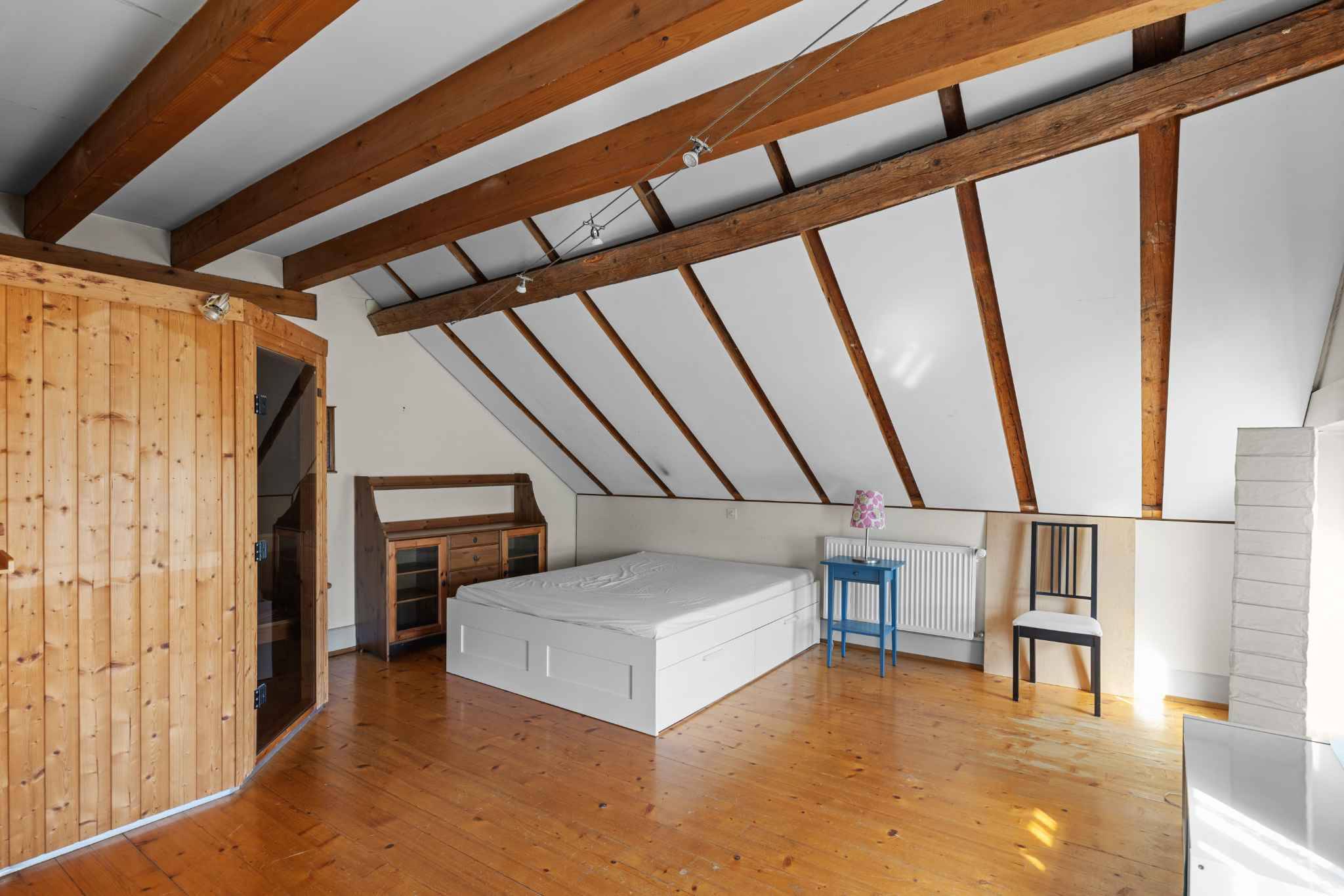 Dachgeschoss-Schlafzimmer mit Holzbalken