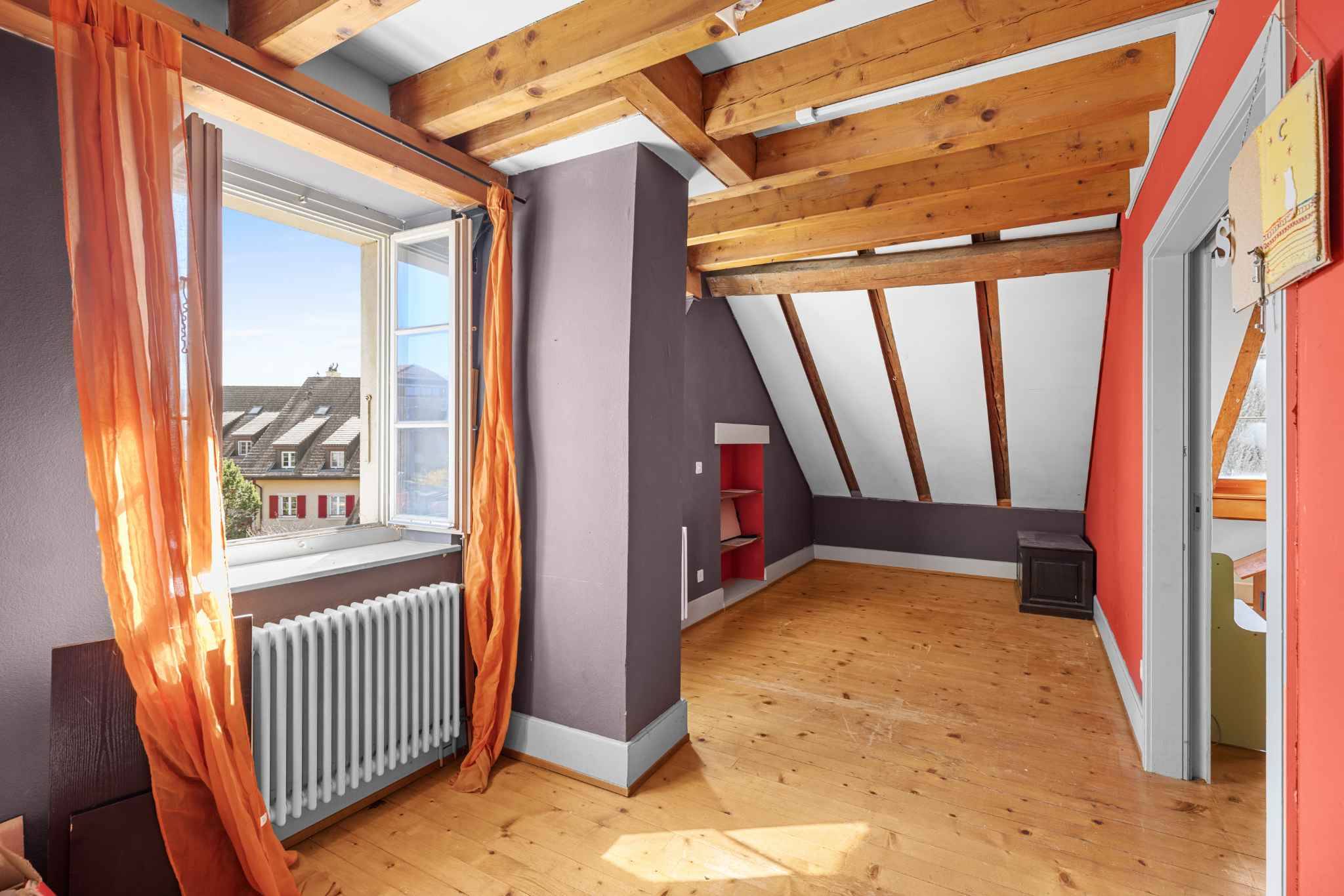 Dachgeschosszimmer mit sichtbaren Holzbalken
